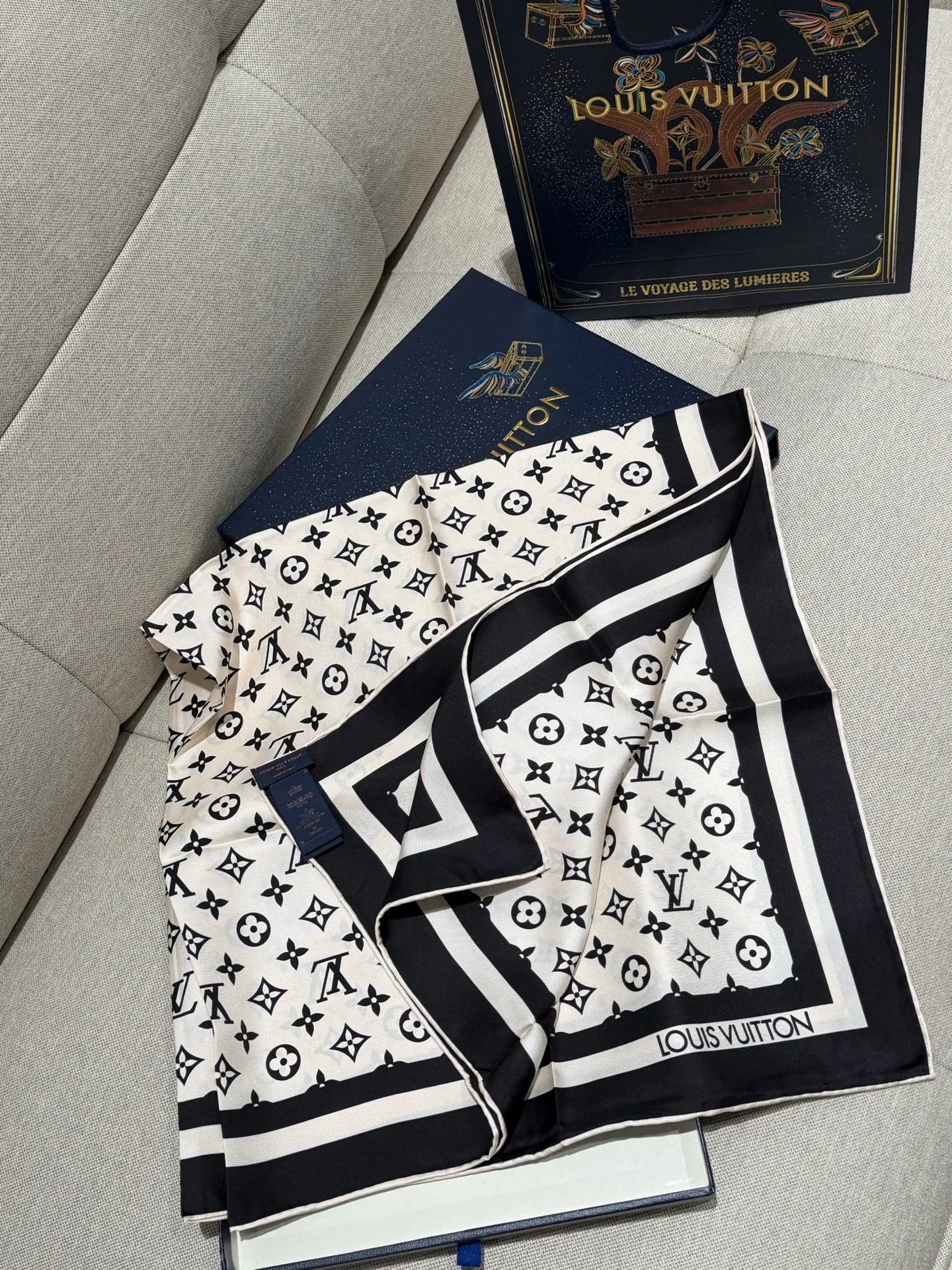 Silk Scarves LOUIS VUITTON 17991404