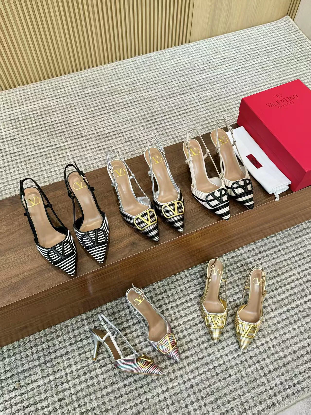 Women's Open-Toe Sandals VALENTINO 17956881
