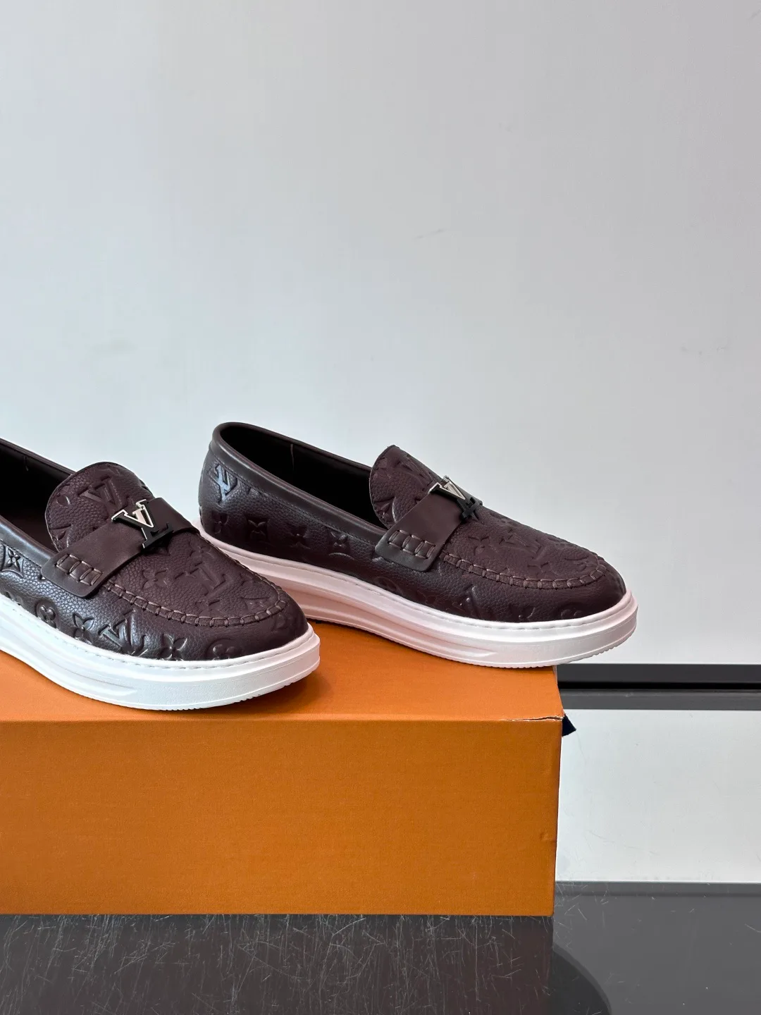 Men's Loafers And Dress Shoes LOUIS VUITTON 18400587