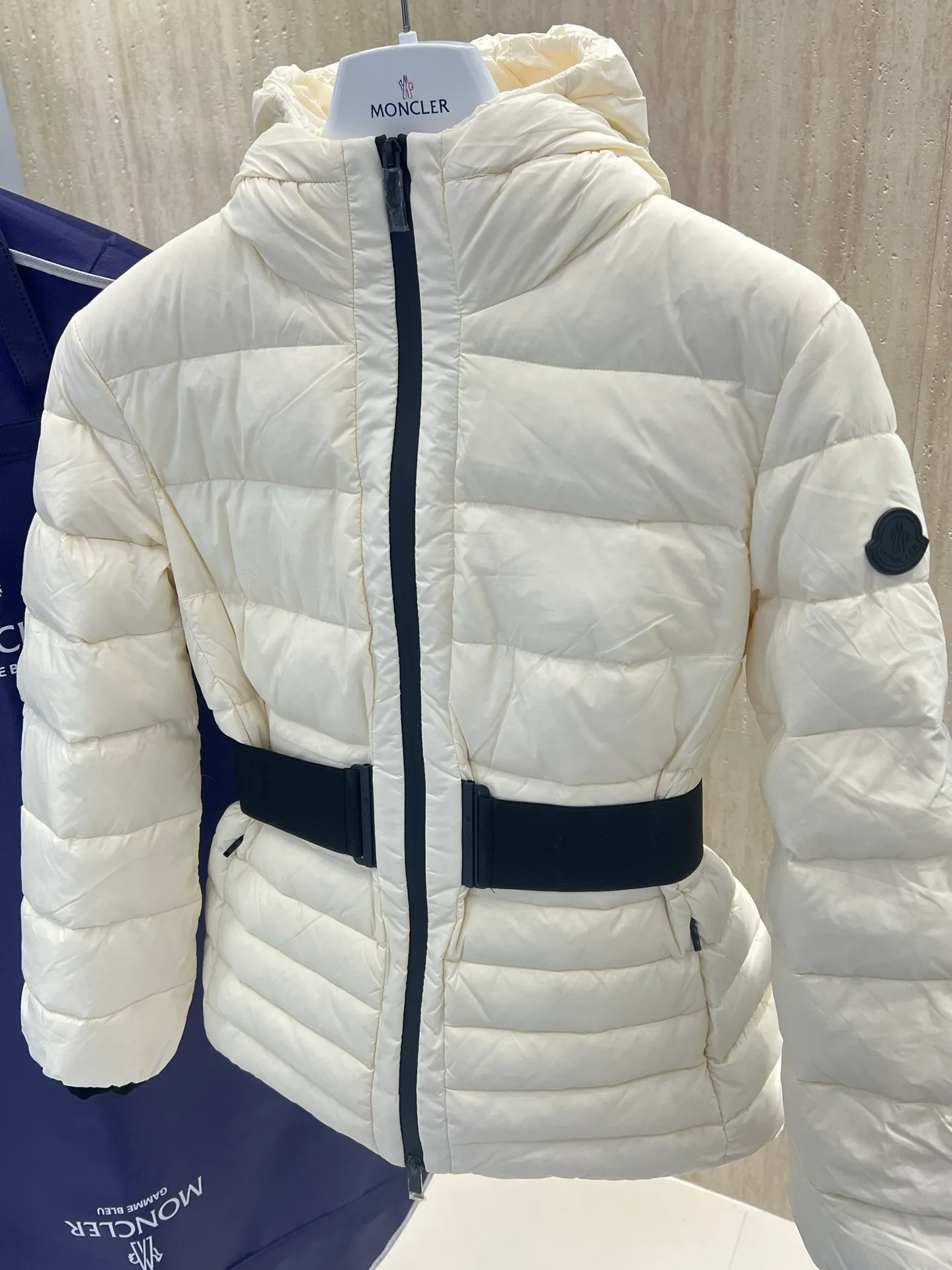 Women's Jackets And Down Jackets MONCLER 18302919
