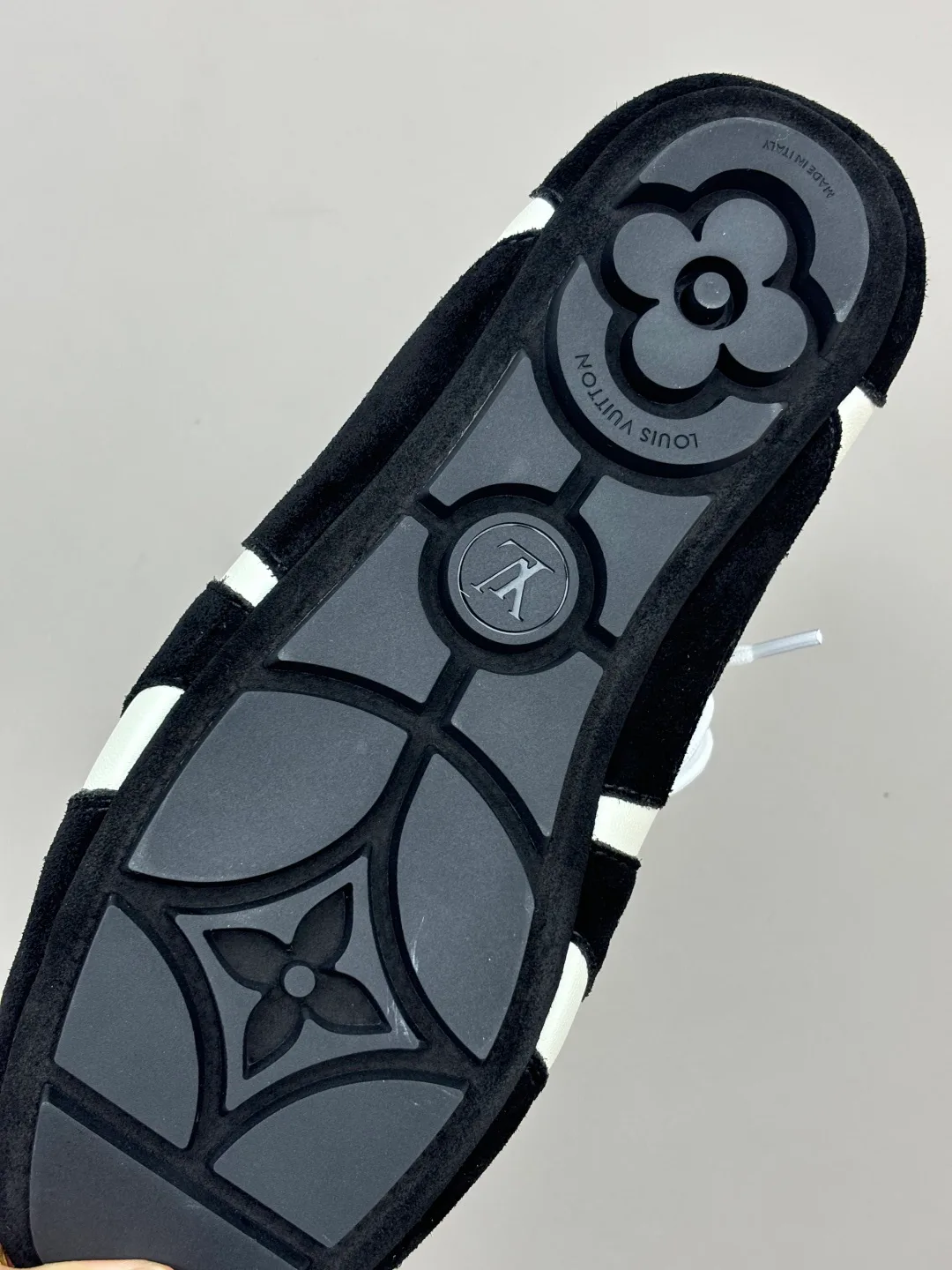 Women's Sneakers LOUIS VUITTON 18006199