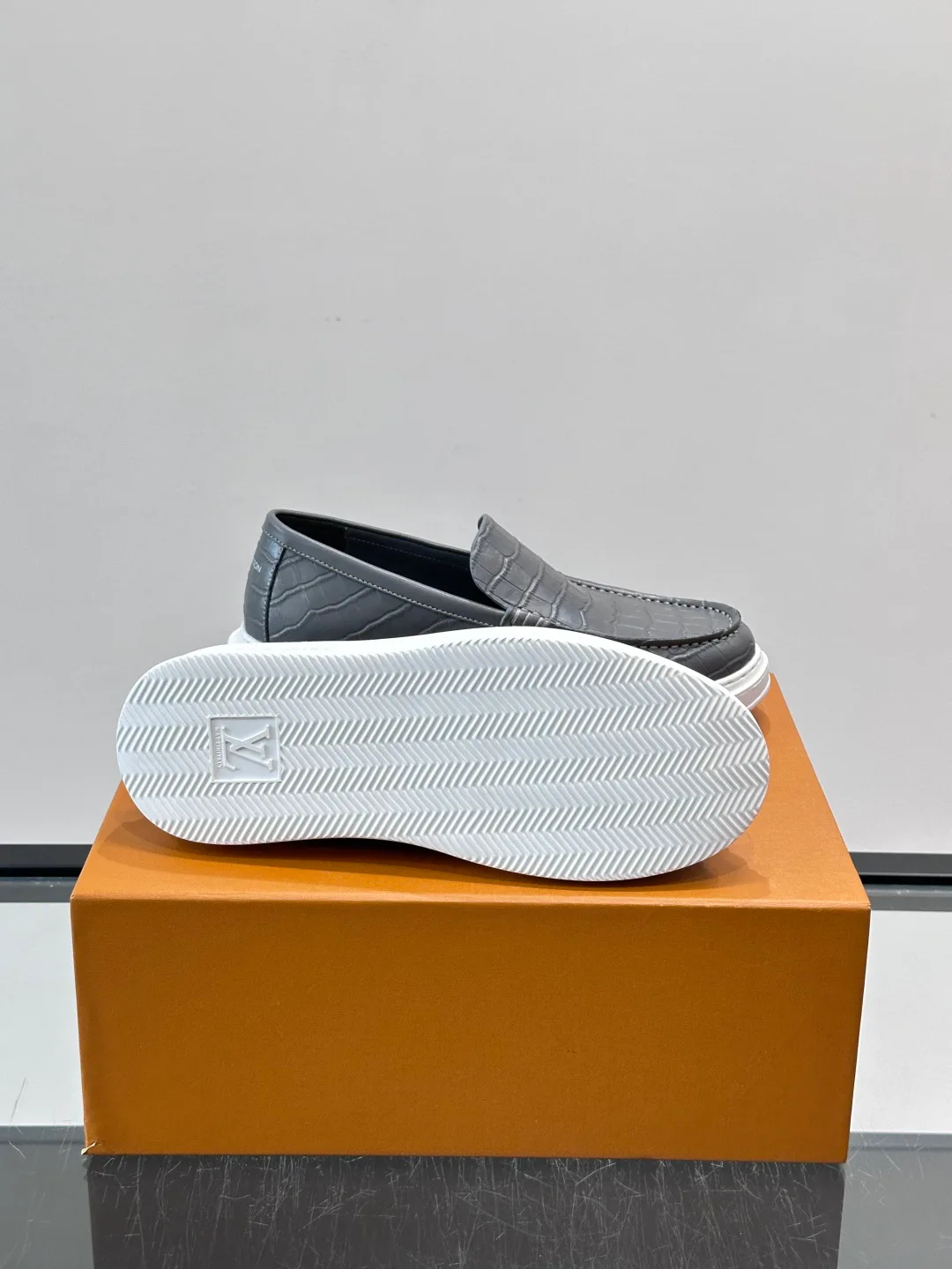 Men's Loafers And Dress Shoes LOUIS VUITTON 17806104