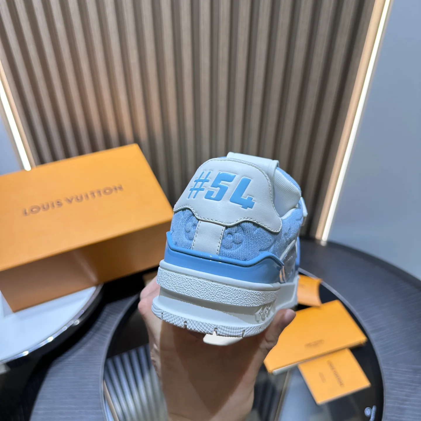 Women's Sneakers LOUIS VUITTON 18192502