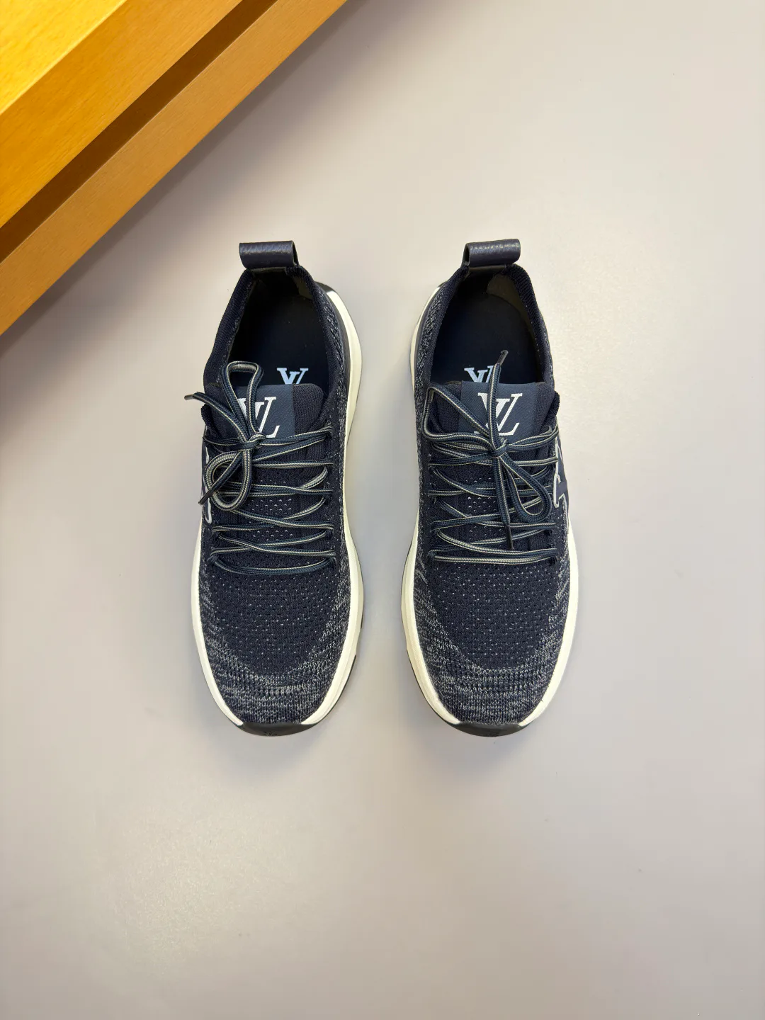 Men's Sneakers LOUIS VUITTON 18142544
