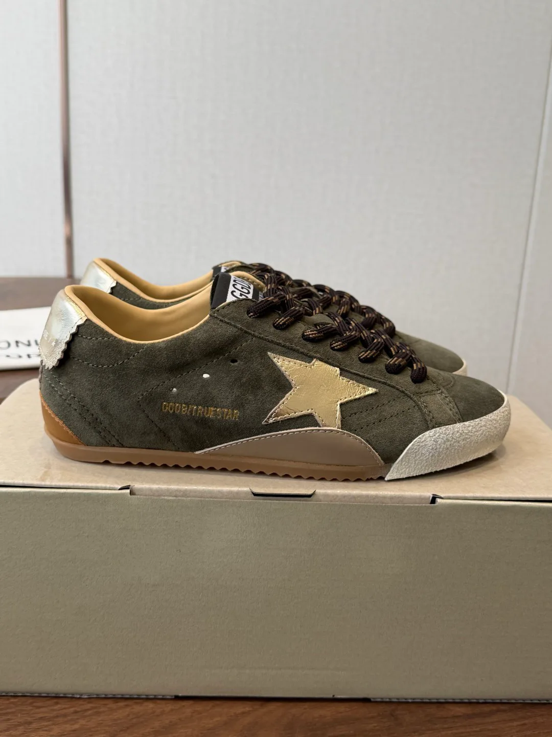 Кроссовки Женские Golden Goose 18687333