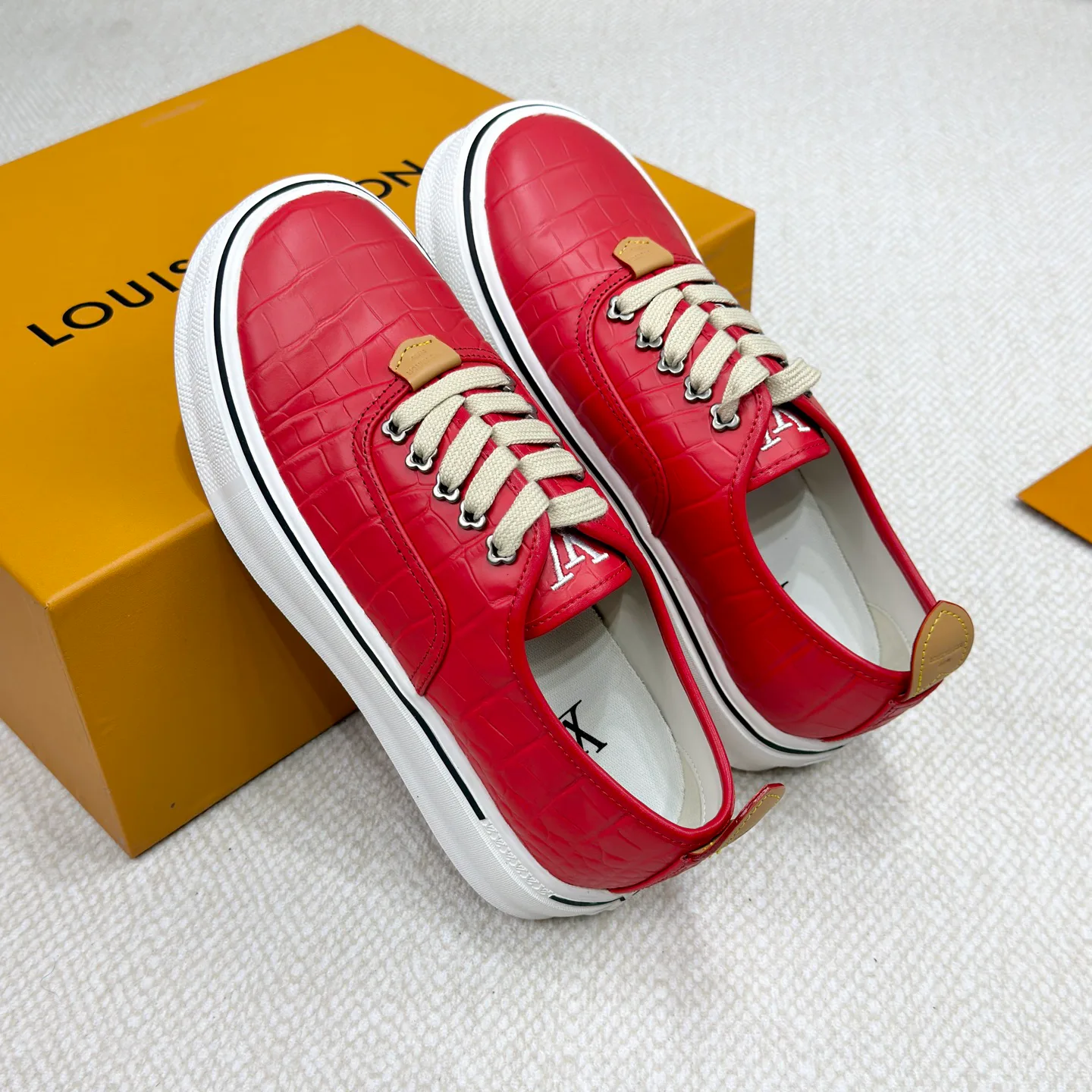 Men's Sneakers LOUIS VUITTON 18365144