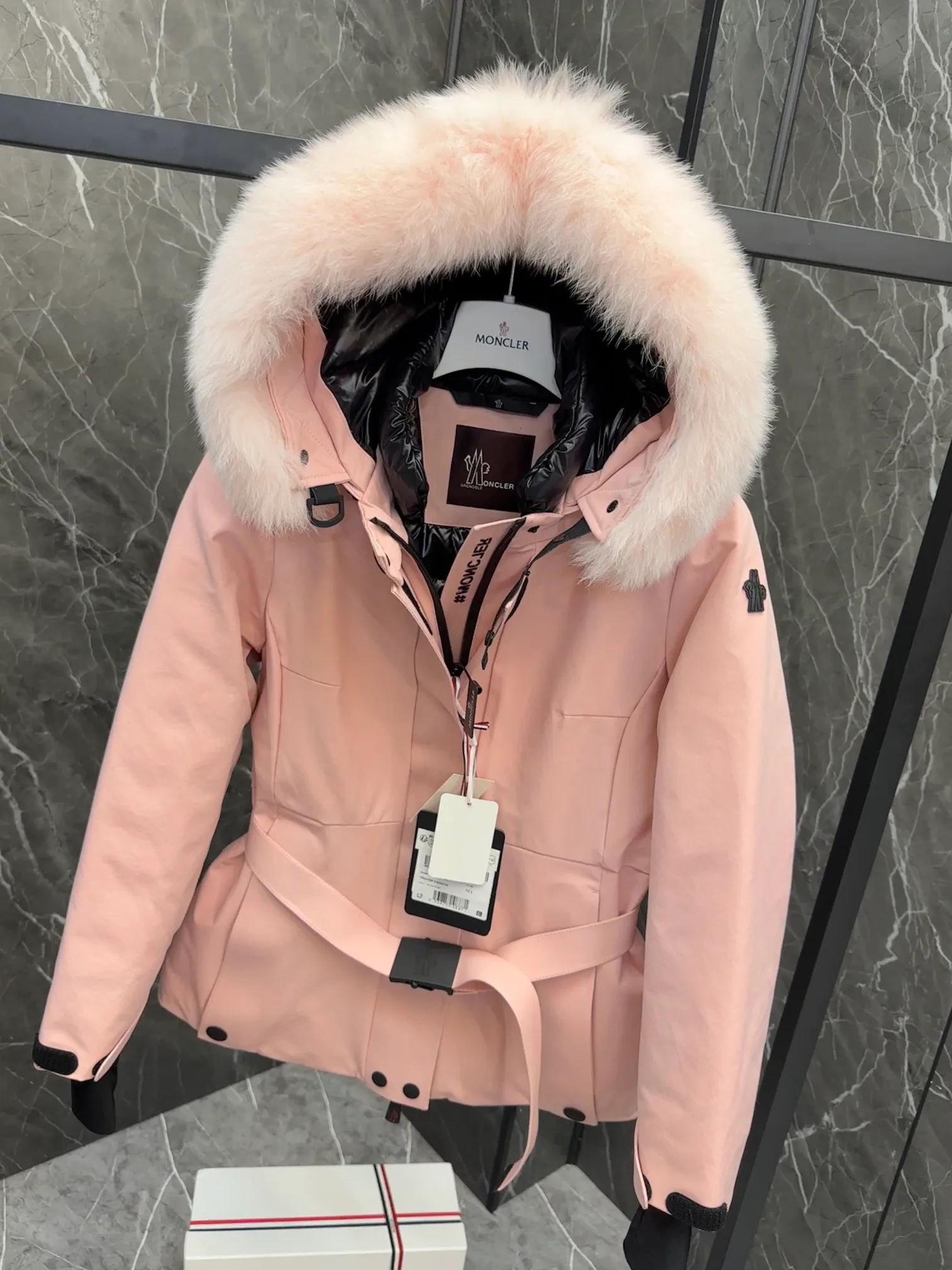 Women's Jackets And Down Jackets MONCLER 18133803