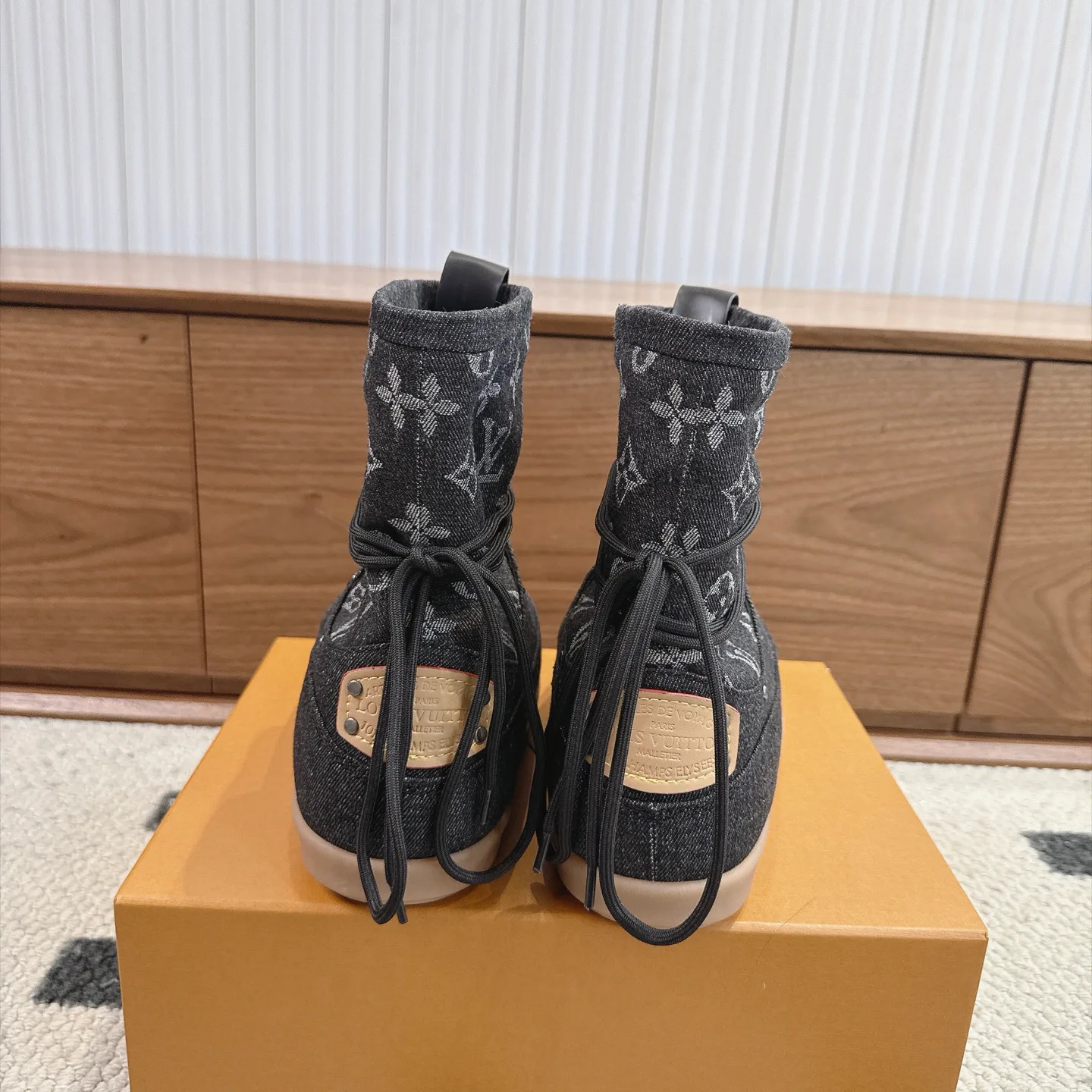 Кроссовки Женские Louis Vuitton 18613786