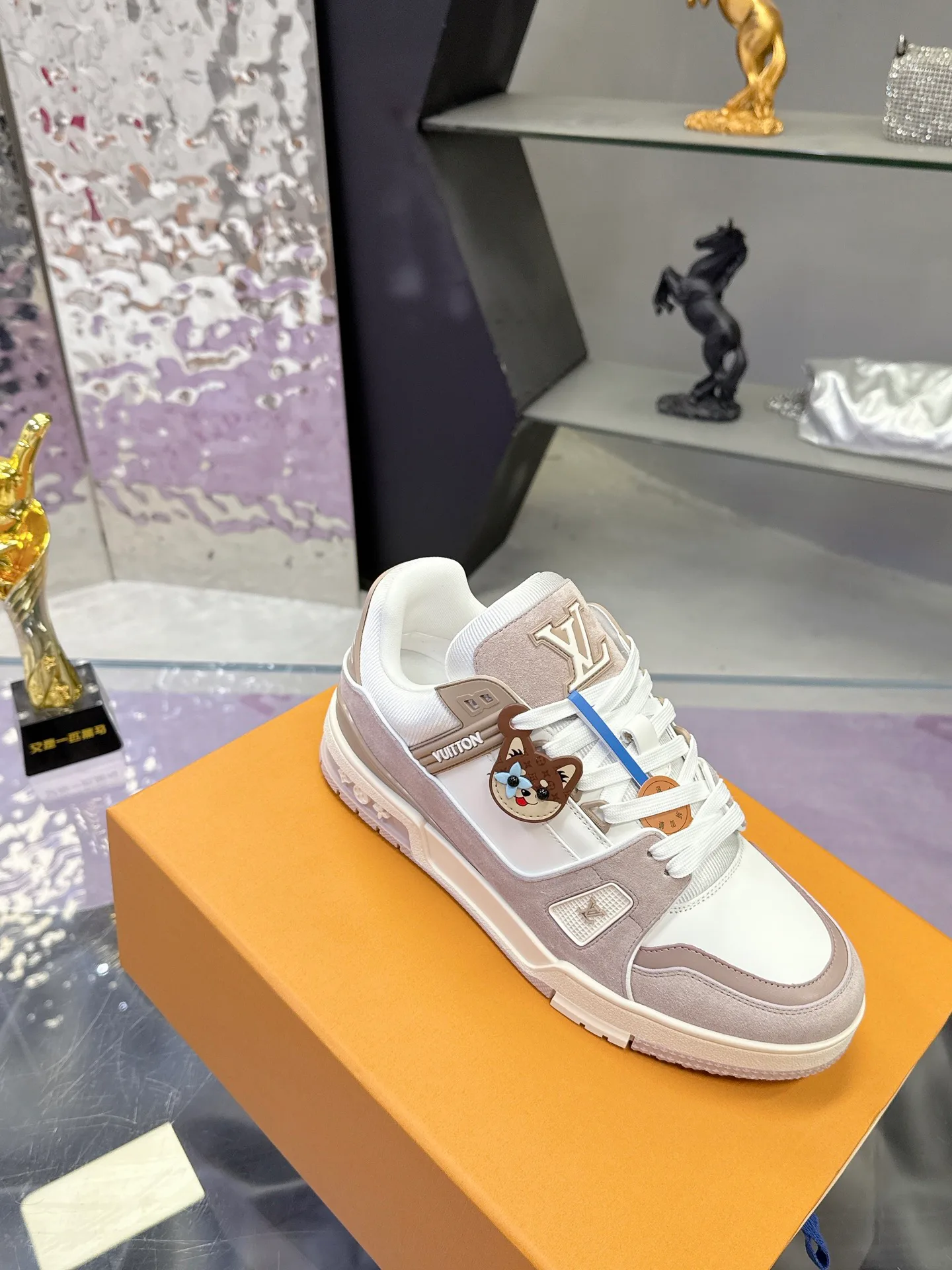 Women's Sneakers LOUIS VUITTON 18104015