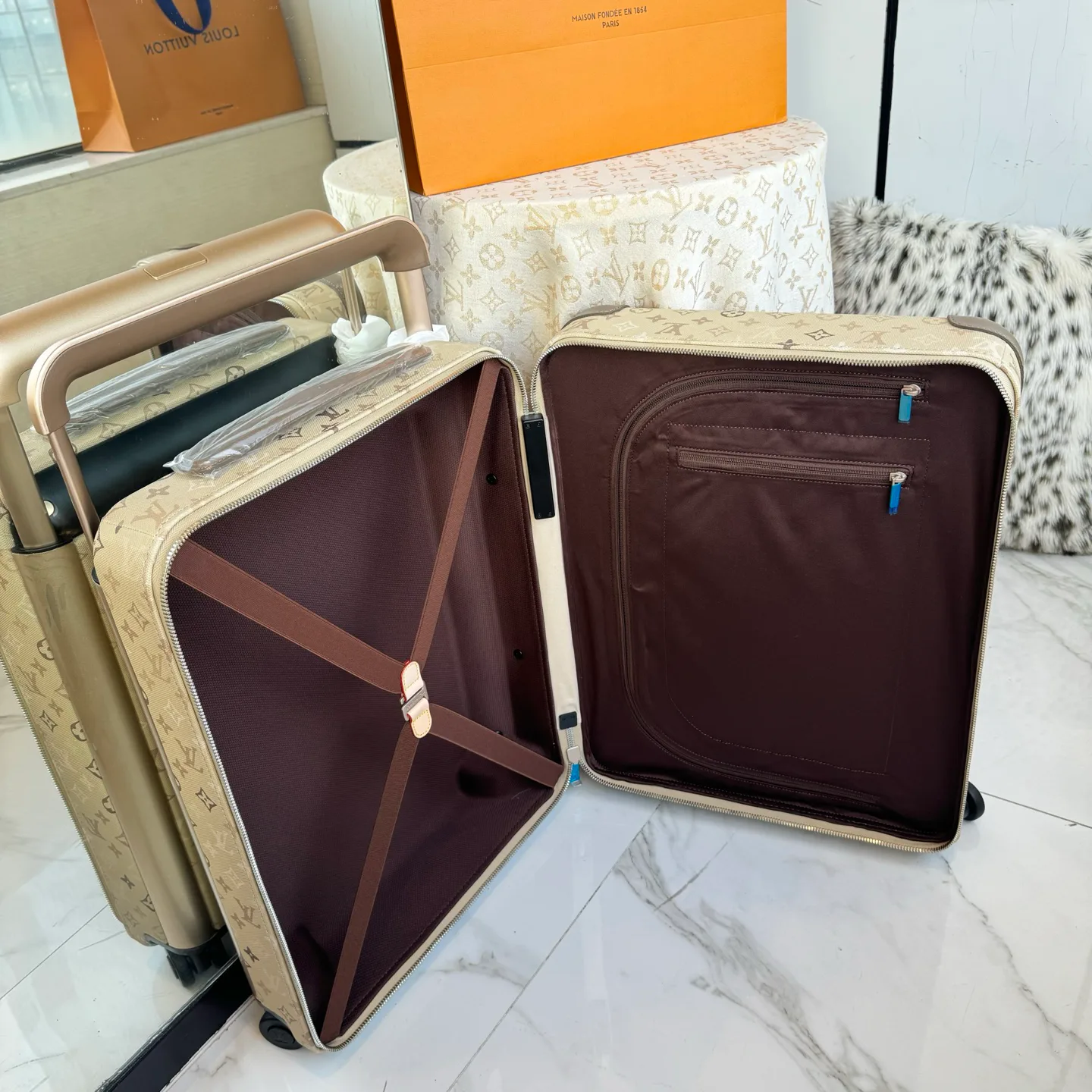 Suitcases LOUIS VUITTON 17675231