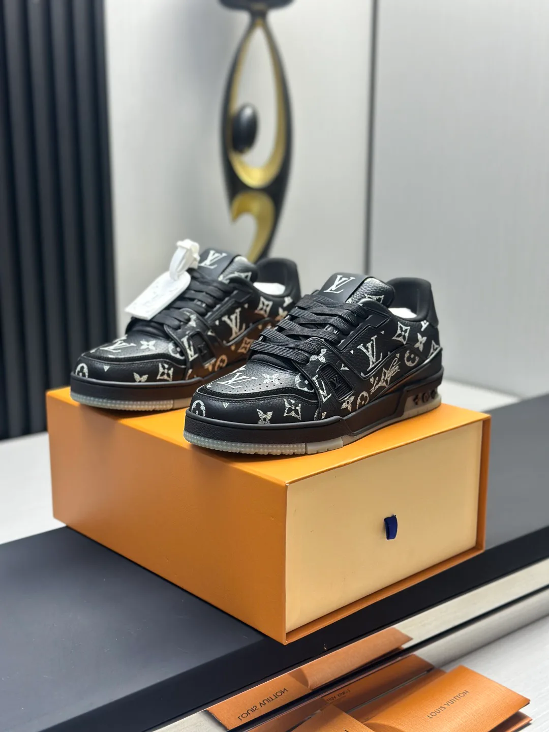 Women's Sneakers LOUIS VUITTON 18011572