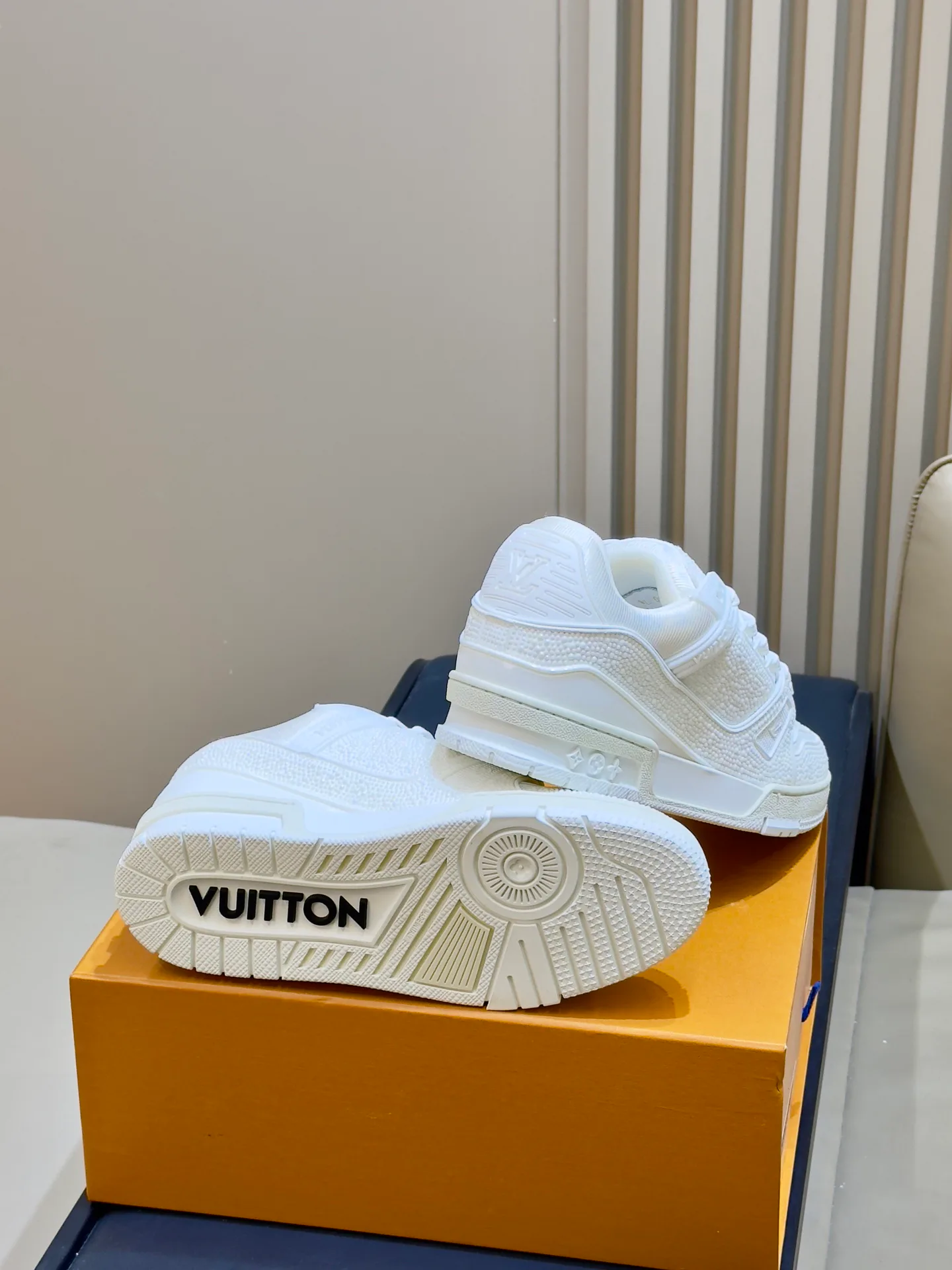 Women's Sneakers LOUIS VUITTON 18073560