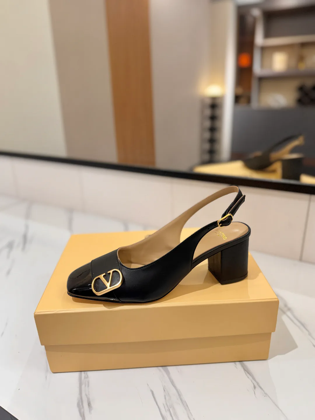 Women's Open-Toe Sandals VALENTINO 18134906