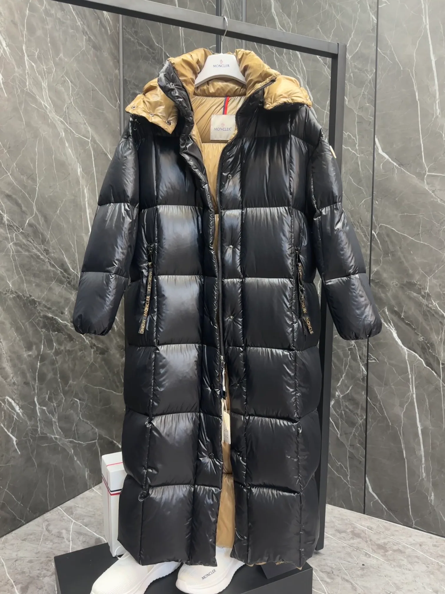 Women's Jackets And Down Jackets MONCLER 18443643