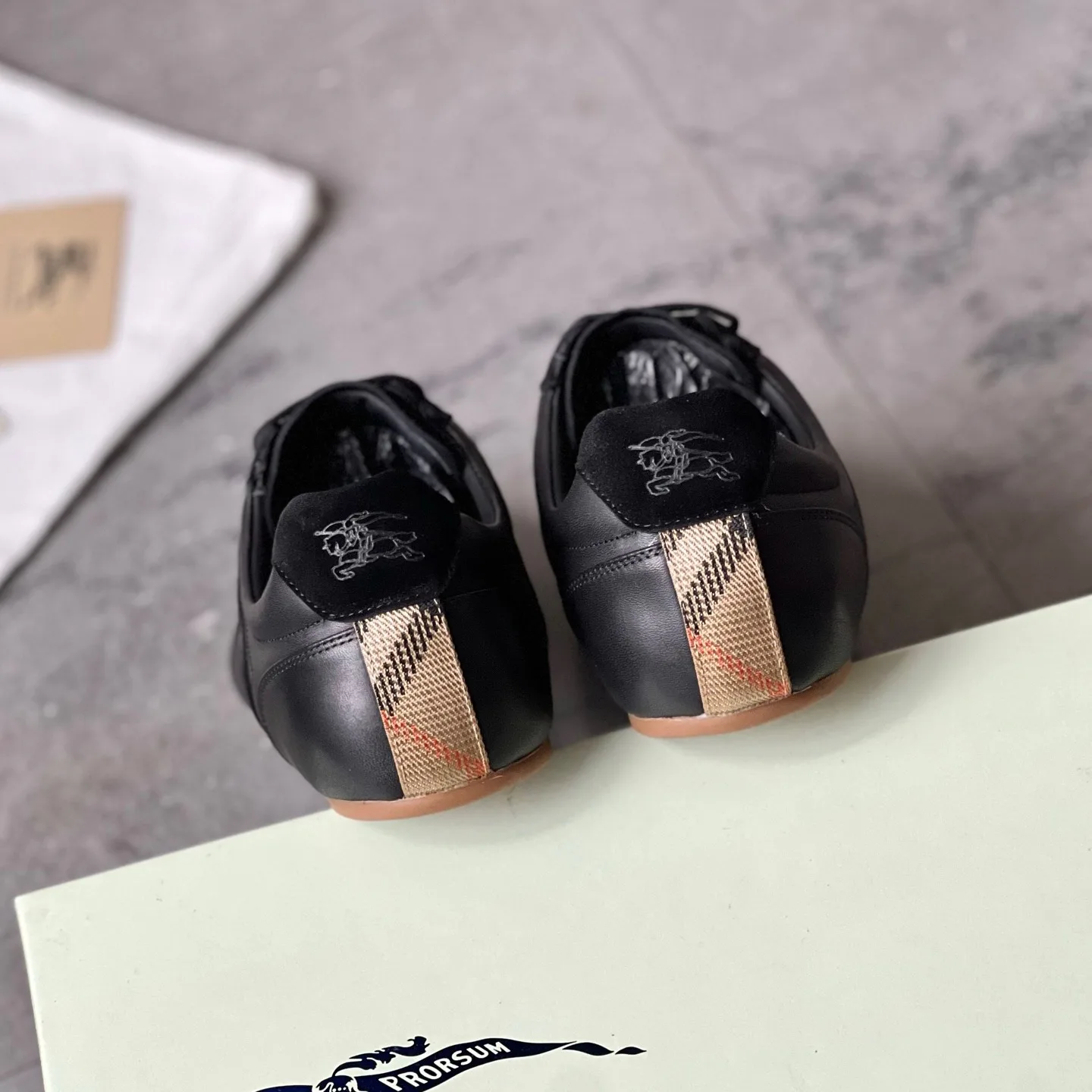 Кроссовки Женские Burberry 18589203