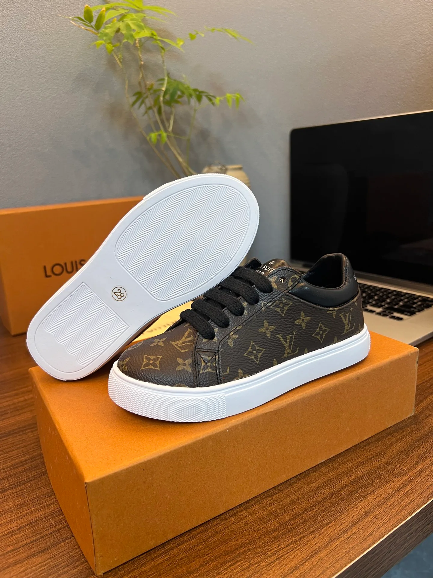 Women's Sneakers LOUIS VUITTON 18077535