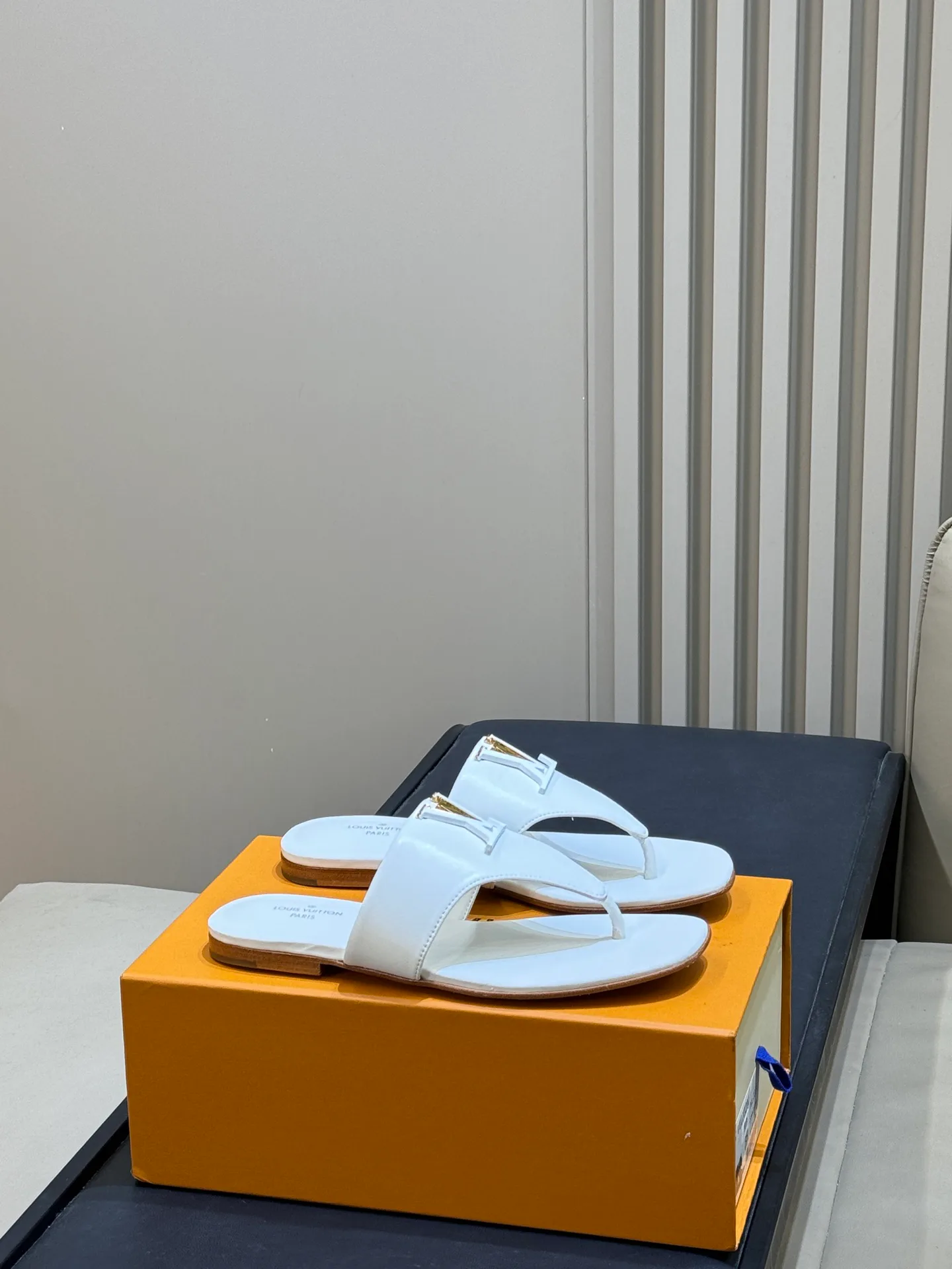 Women's Flip-Flops LOUIS VUITTON 18073242