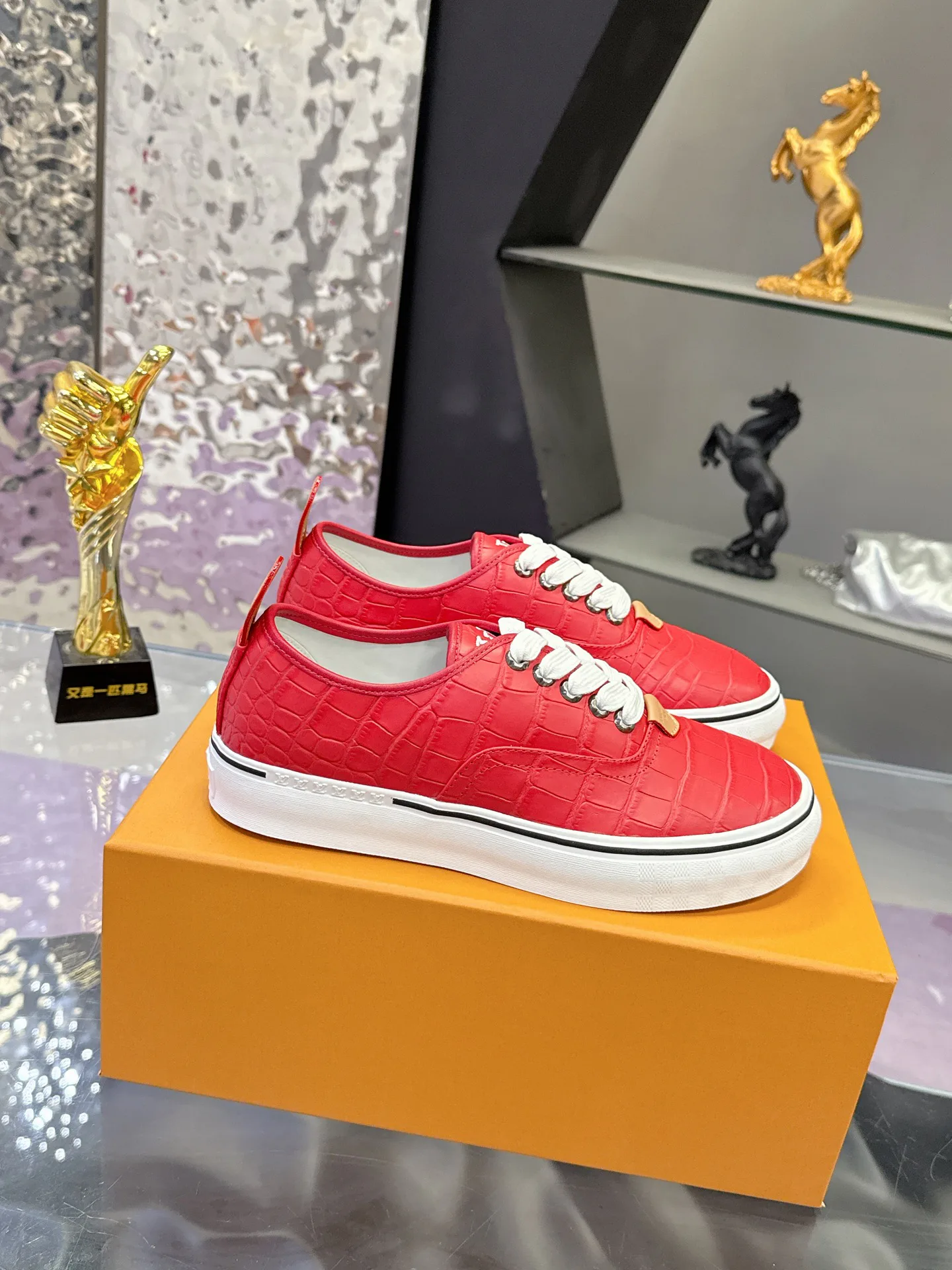 Men's Sneakers LOUIS VUITTON 17930913