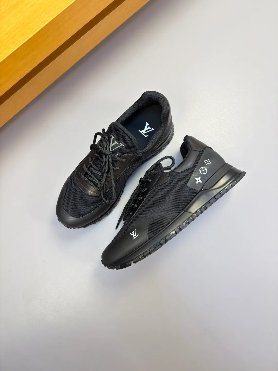 Men's Sneakers LOUIS VUITTON 17955084