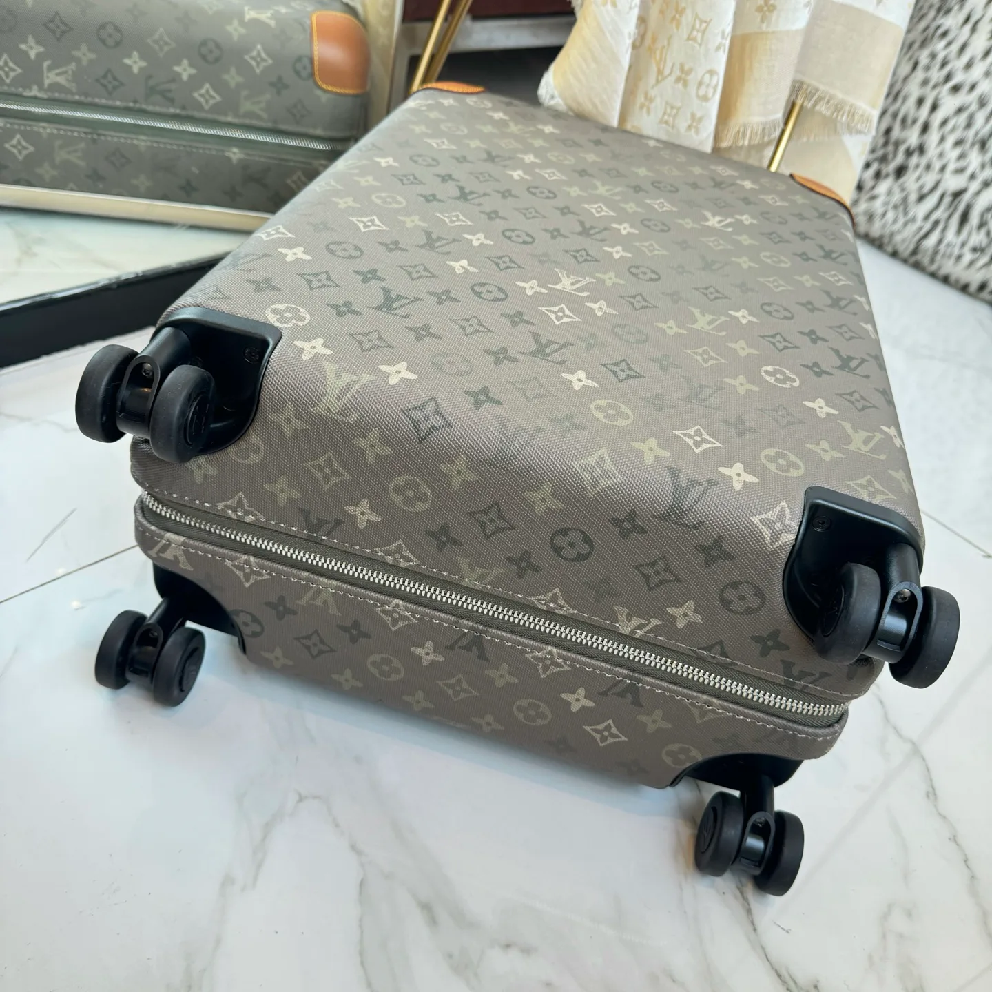 Suitcases LOUIS VUITTON 17675232