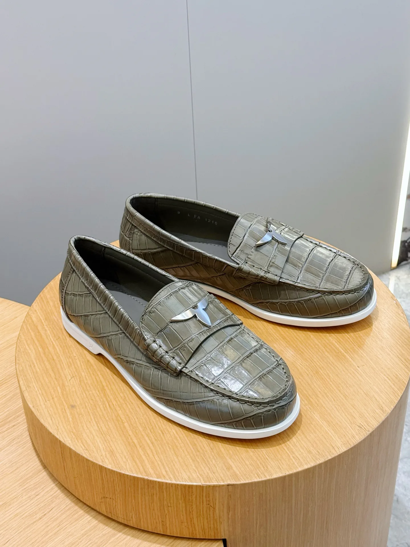 Women's Loafers And Moccasins LOUIS VUITTON 17914085