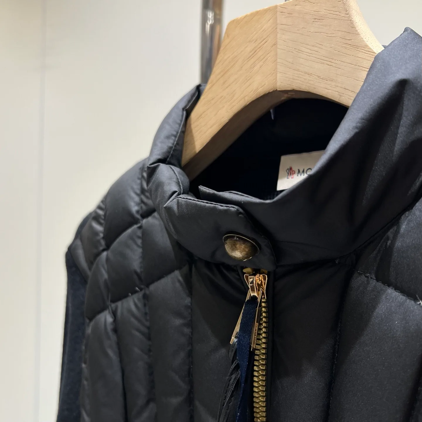Women's Jackets And Down Jackets MONCLER 18174917
