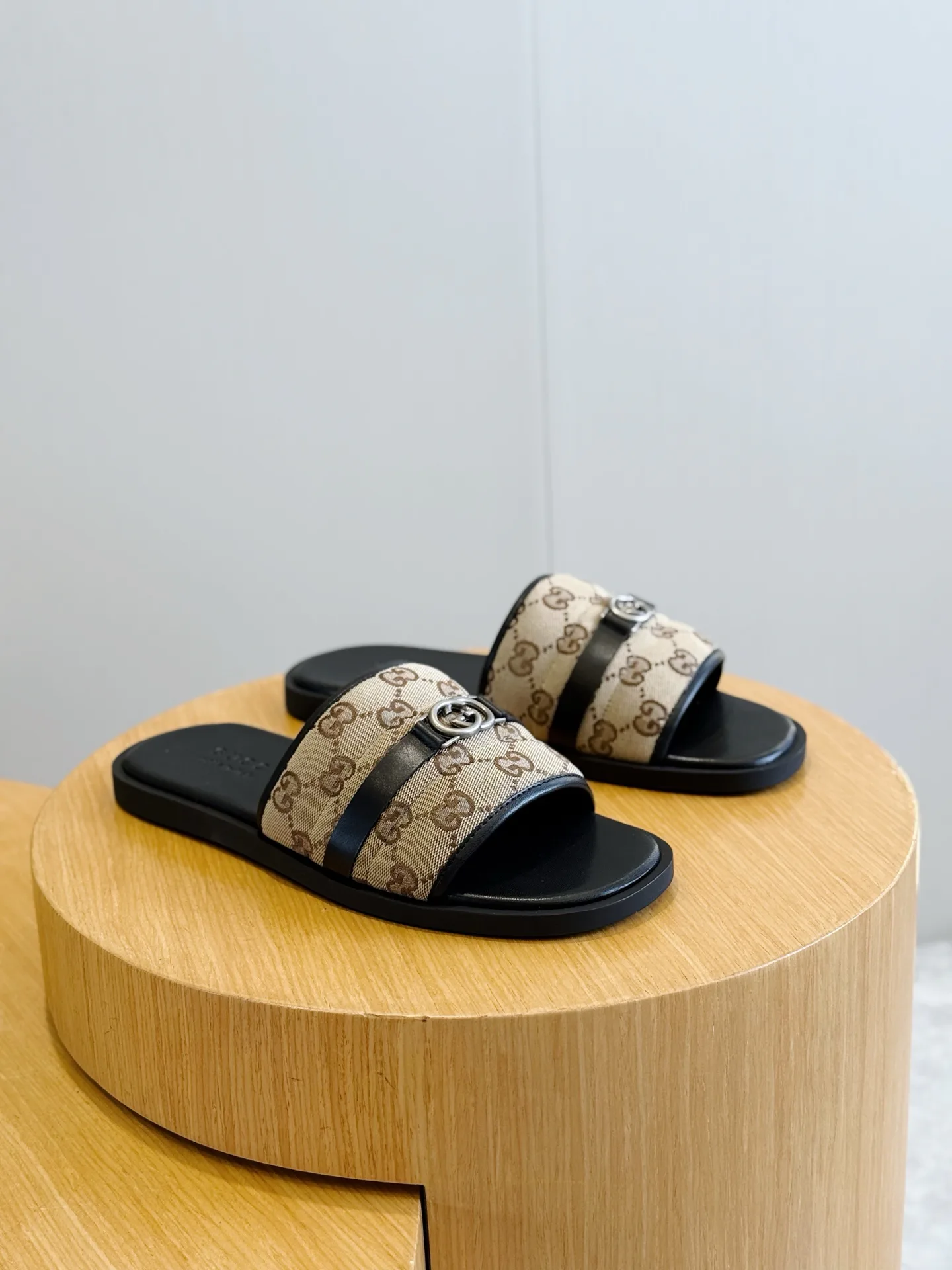 Men's Flip-Flops GUCCI 17349637