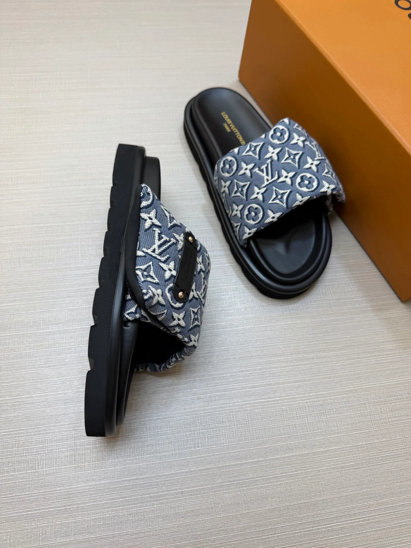 Women's Flip-Flops LOUIS VUITTON 18011824