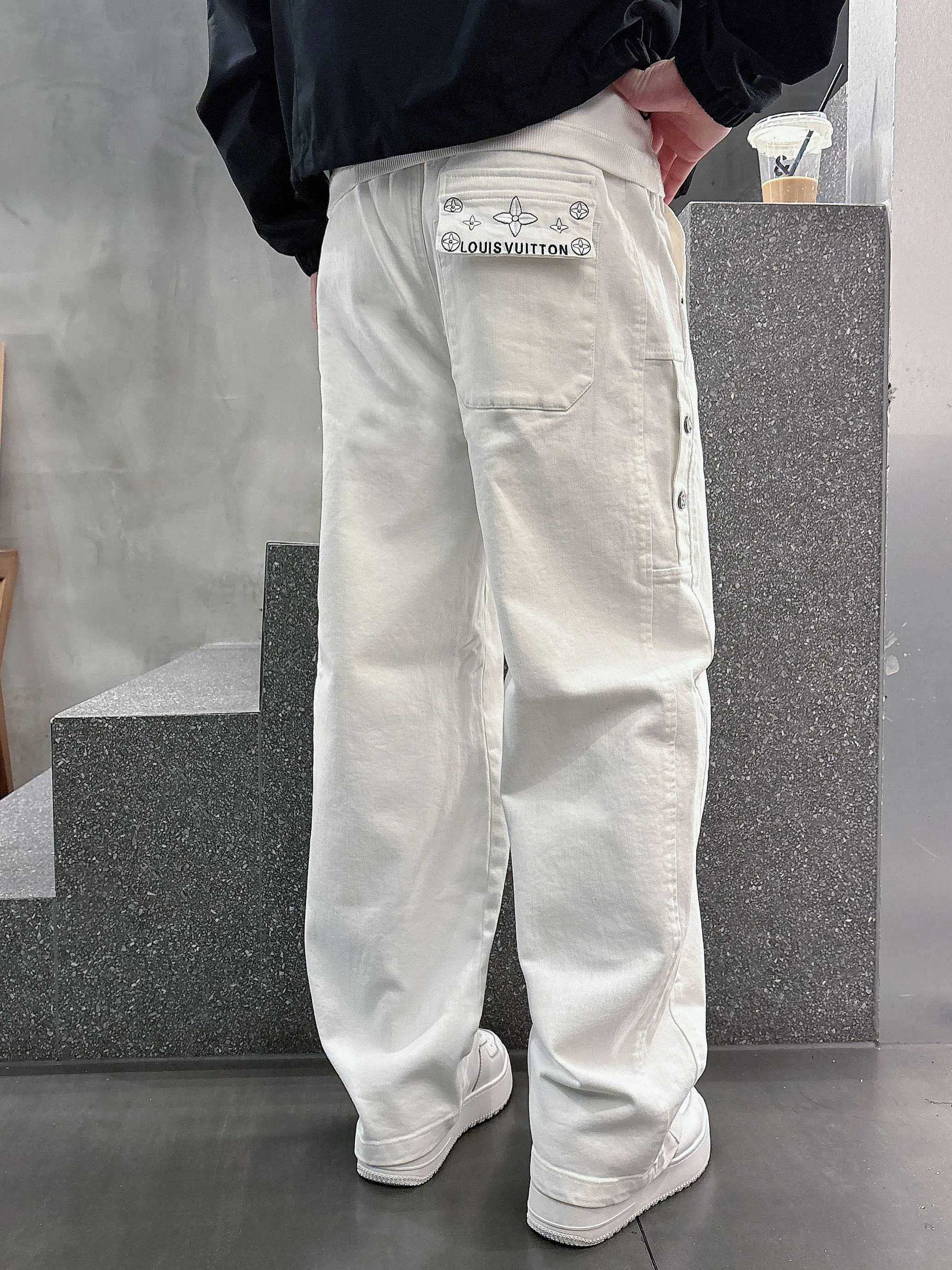 Men's Trousers LOUIS VUITTON 18368716