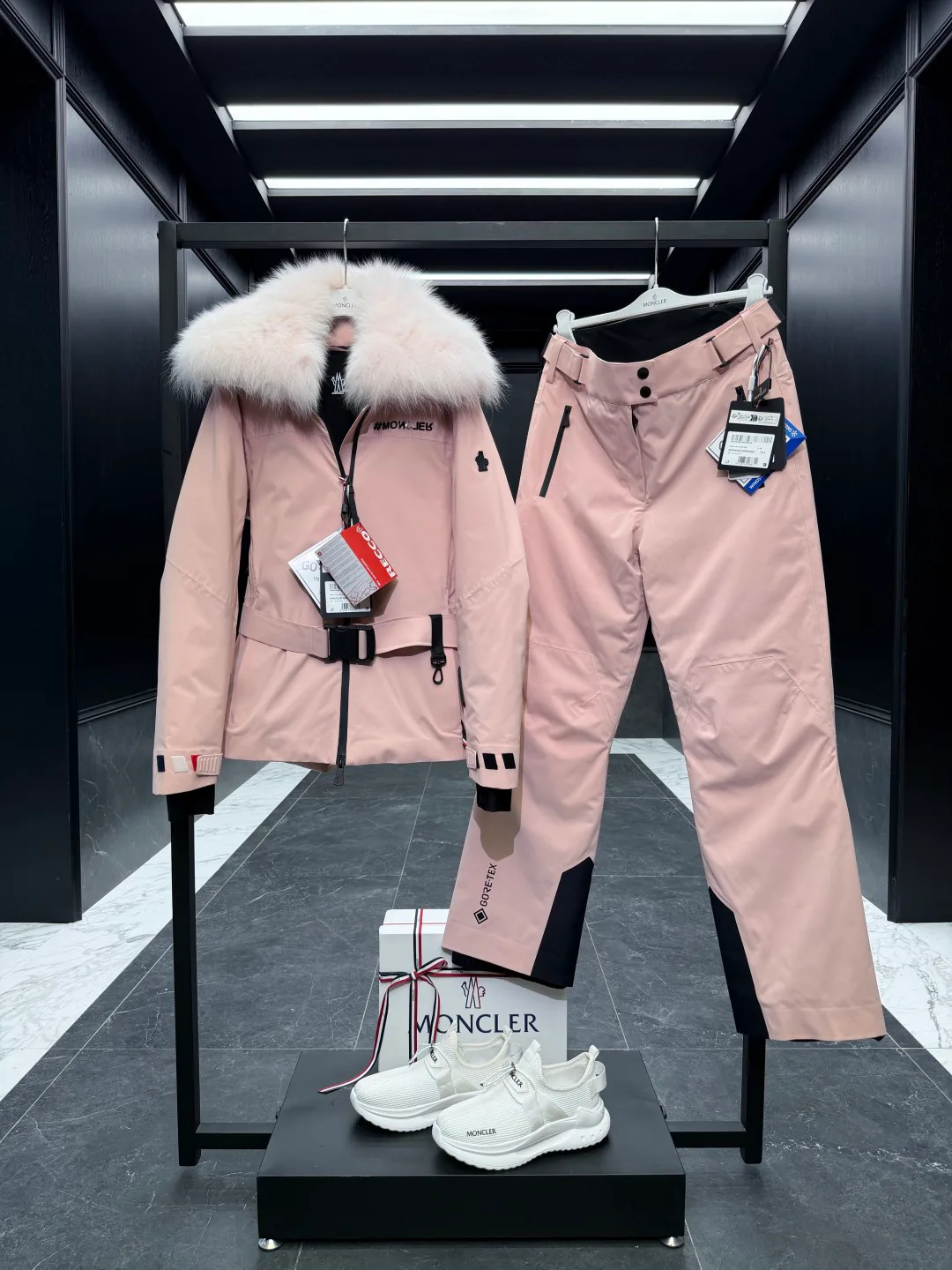 Women's Jackets And Down Jackets MONCLER 18134288
