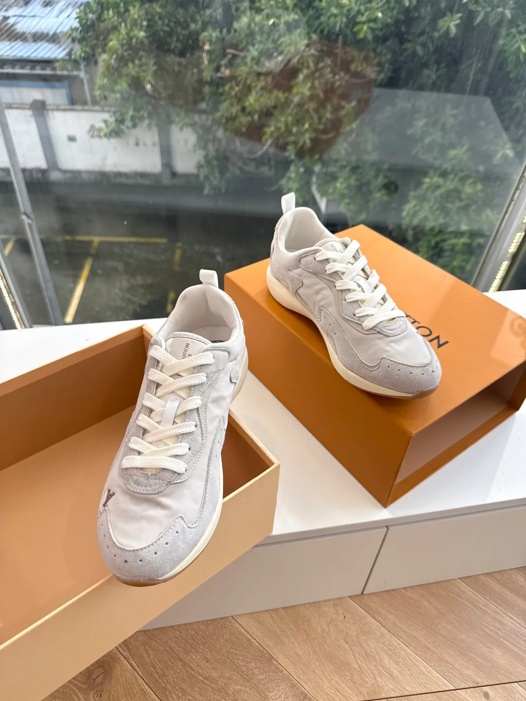 Women's Sneakers LOUIS VUITTON 18053498