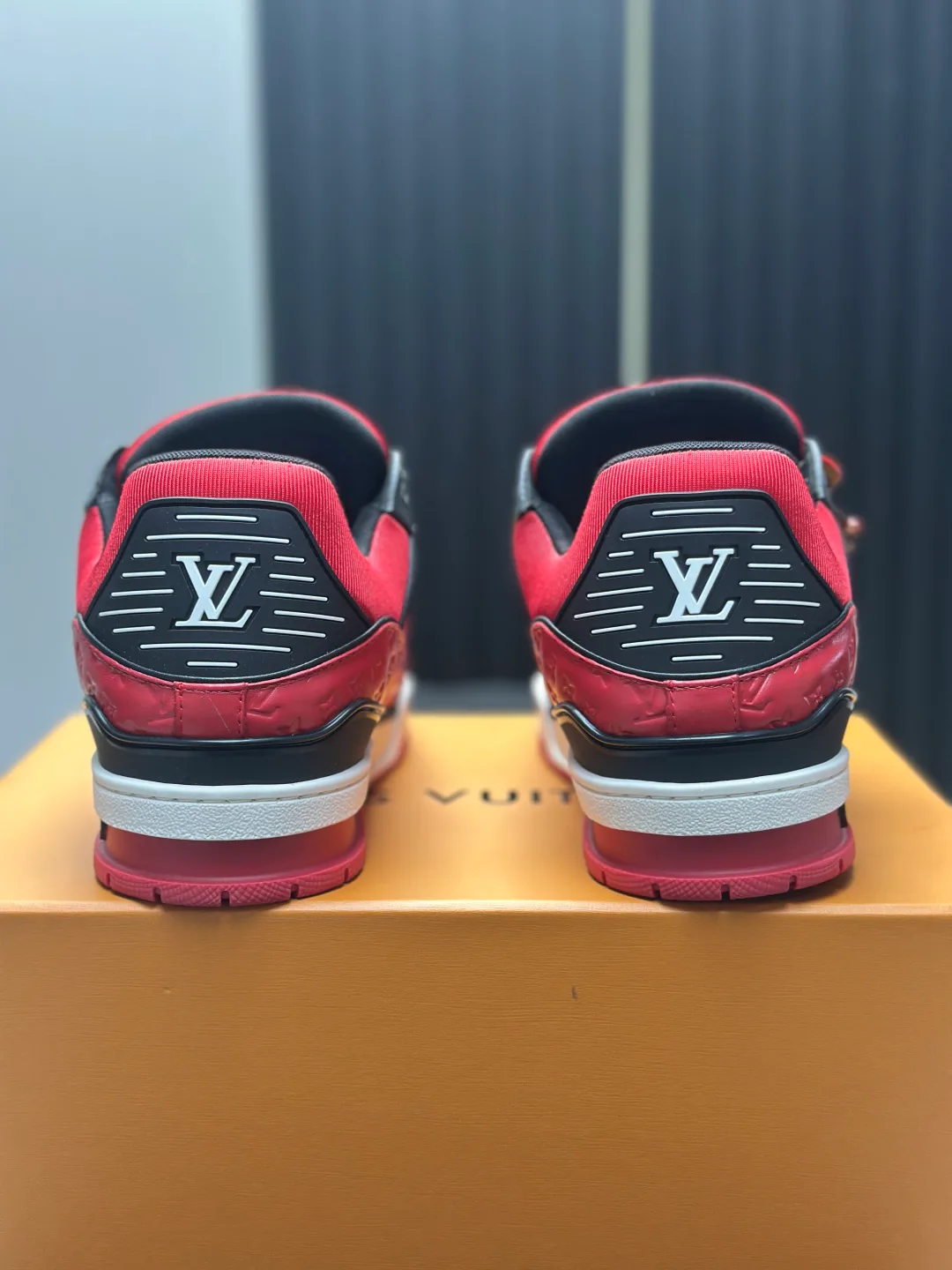 Women's Sneakers LOUIS VUITTON 18011576