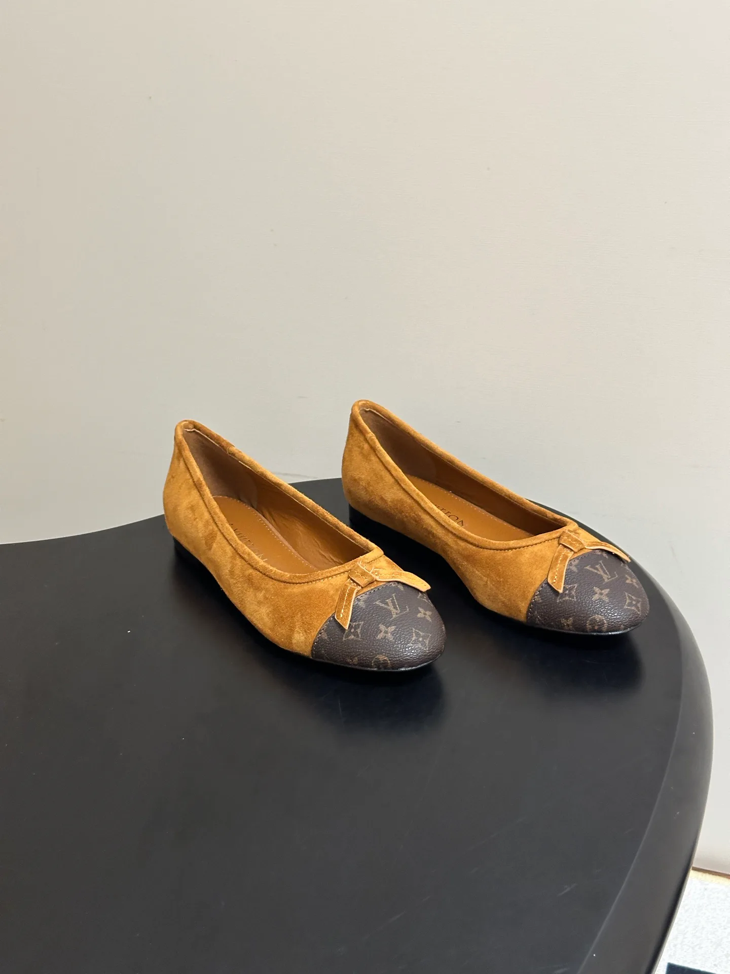 Women's Ballet Flats LOUIS VUITTON 18049407