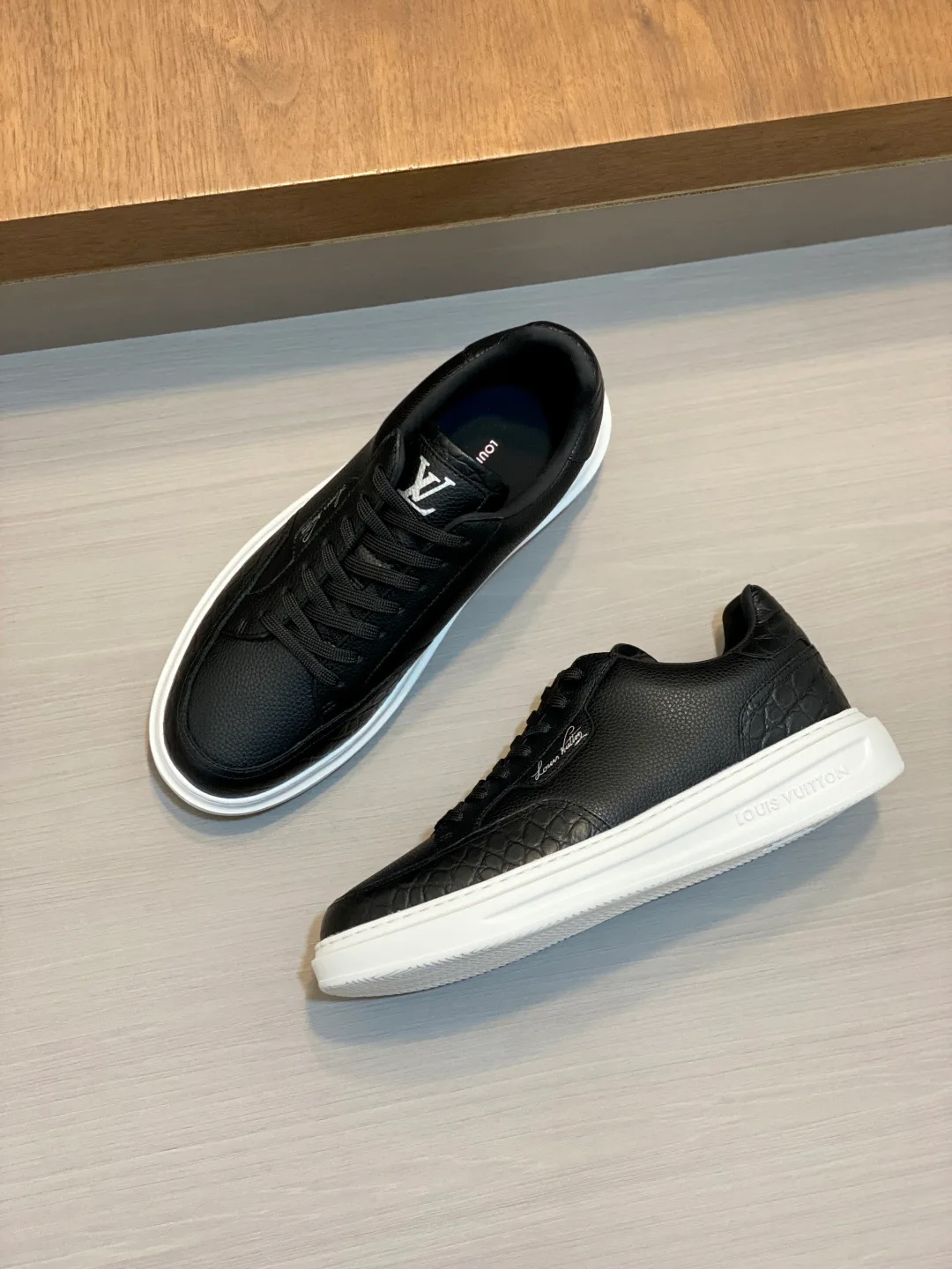 Men's Sneakers LOUIS VUITTON 18555434
