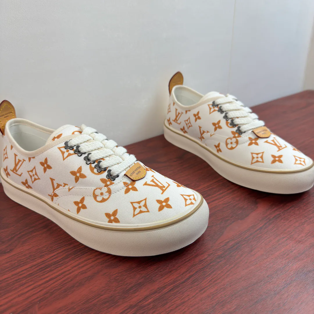 Men's Sneakers LOUIS VUITTON 18100539