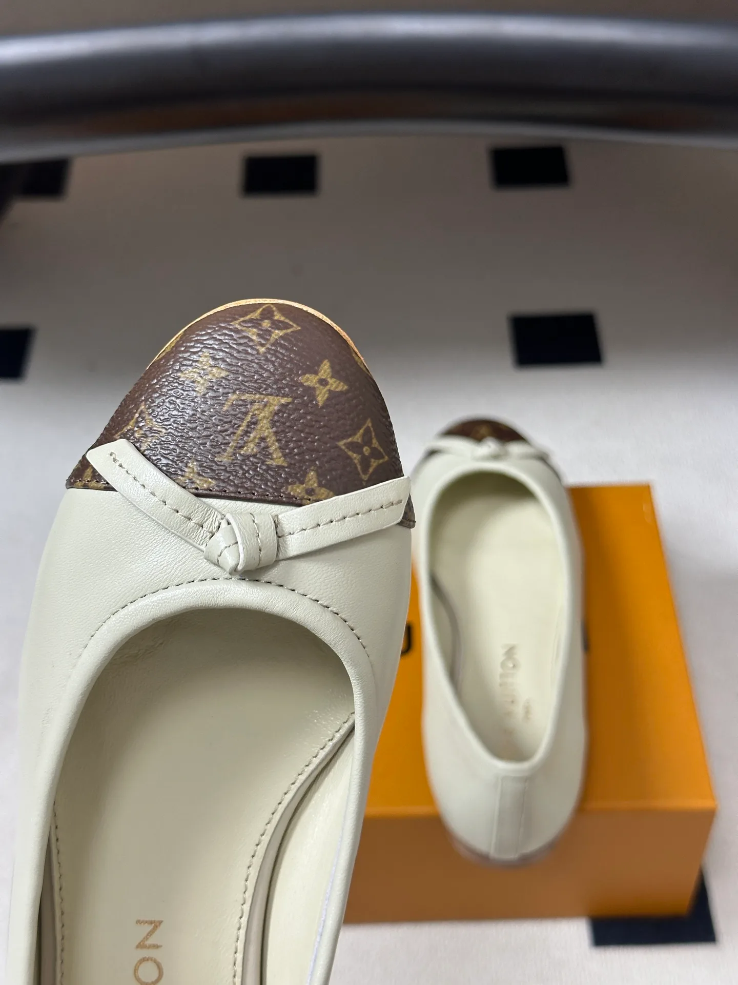 Women's Ballet Flats LOUIS VUITTON 18049404