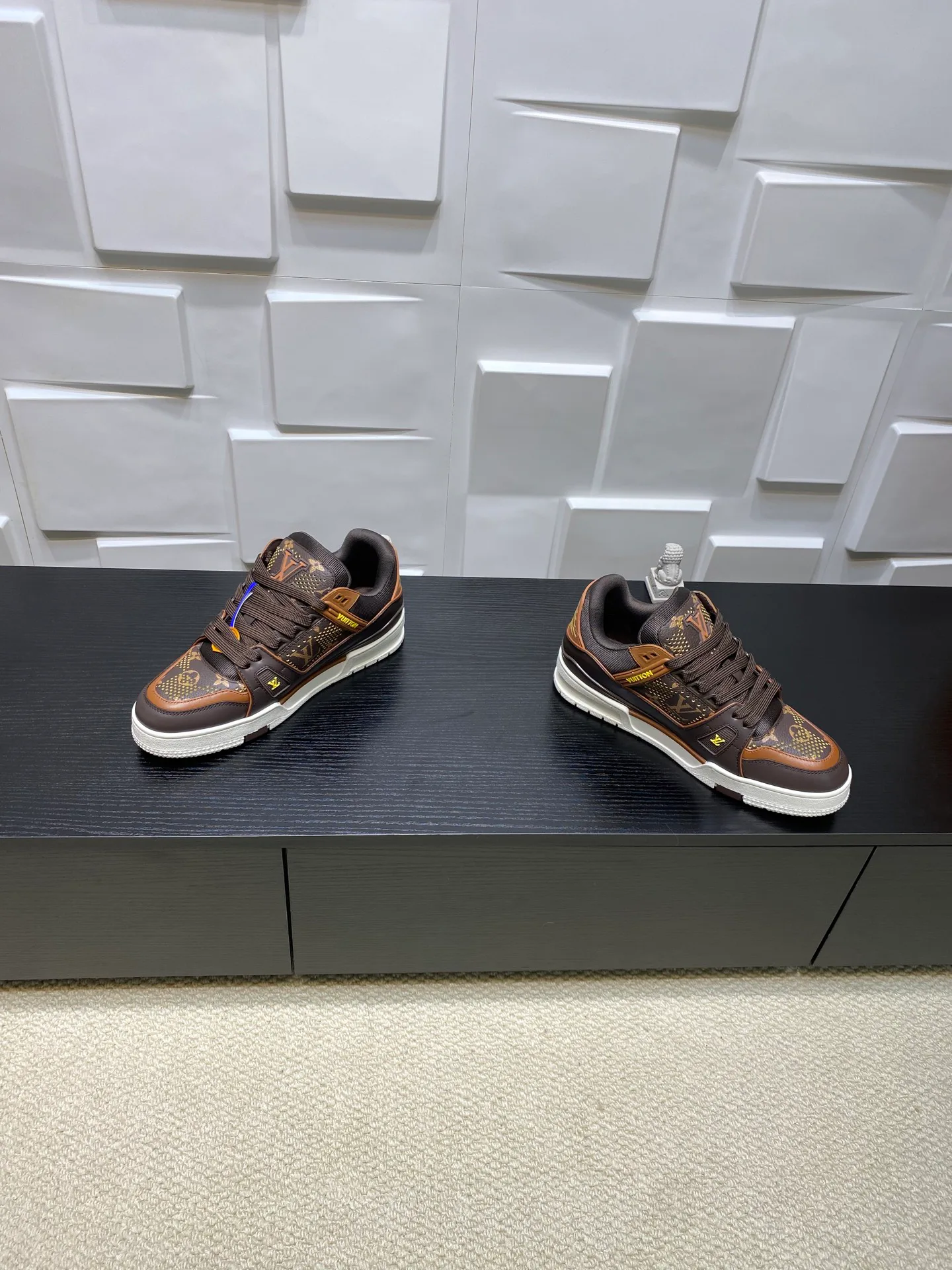 Women's Sneakers LOUIS VUITTON 17969022