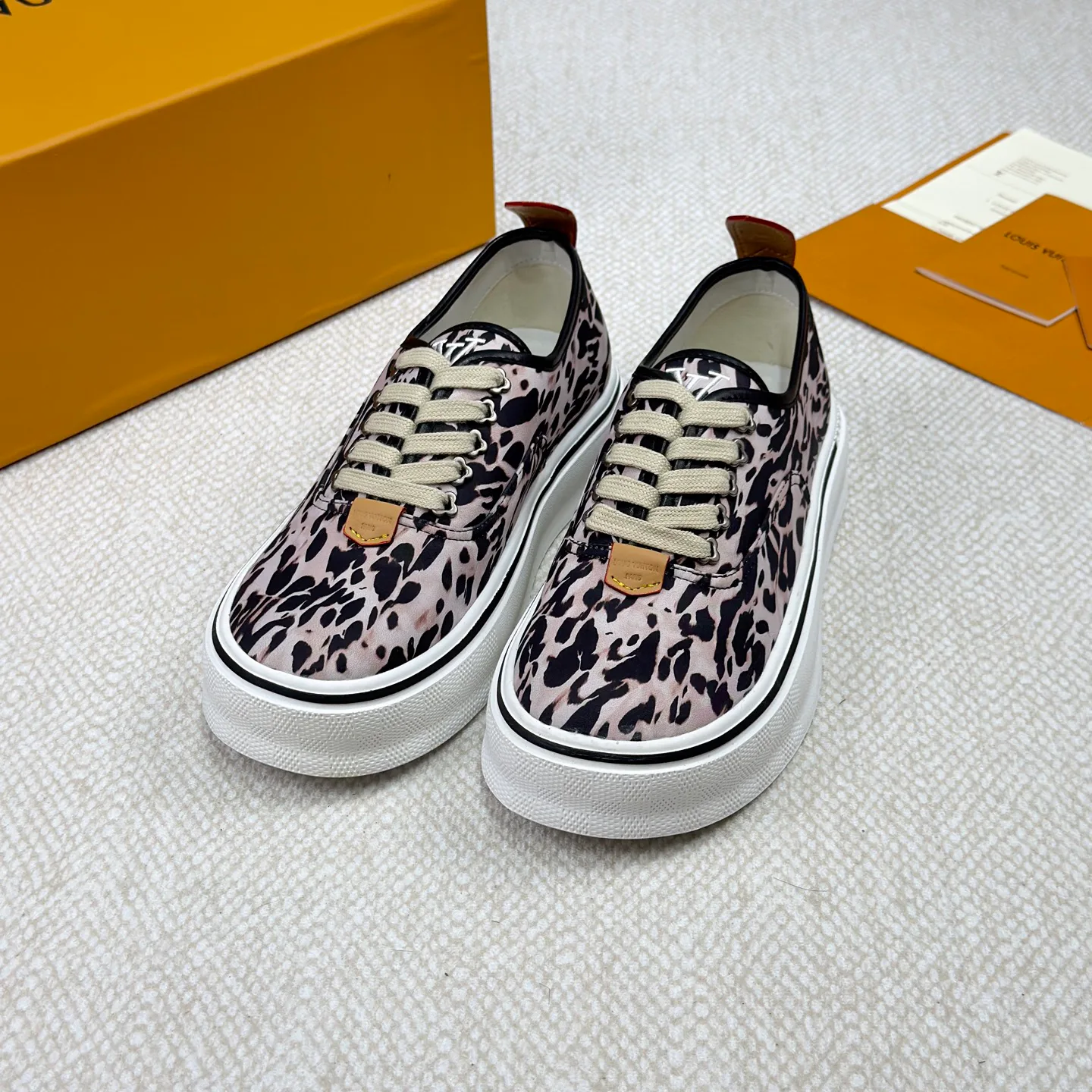 Men's Sneakers LOUIS VUITTON 18365142
