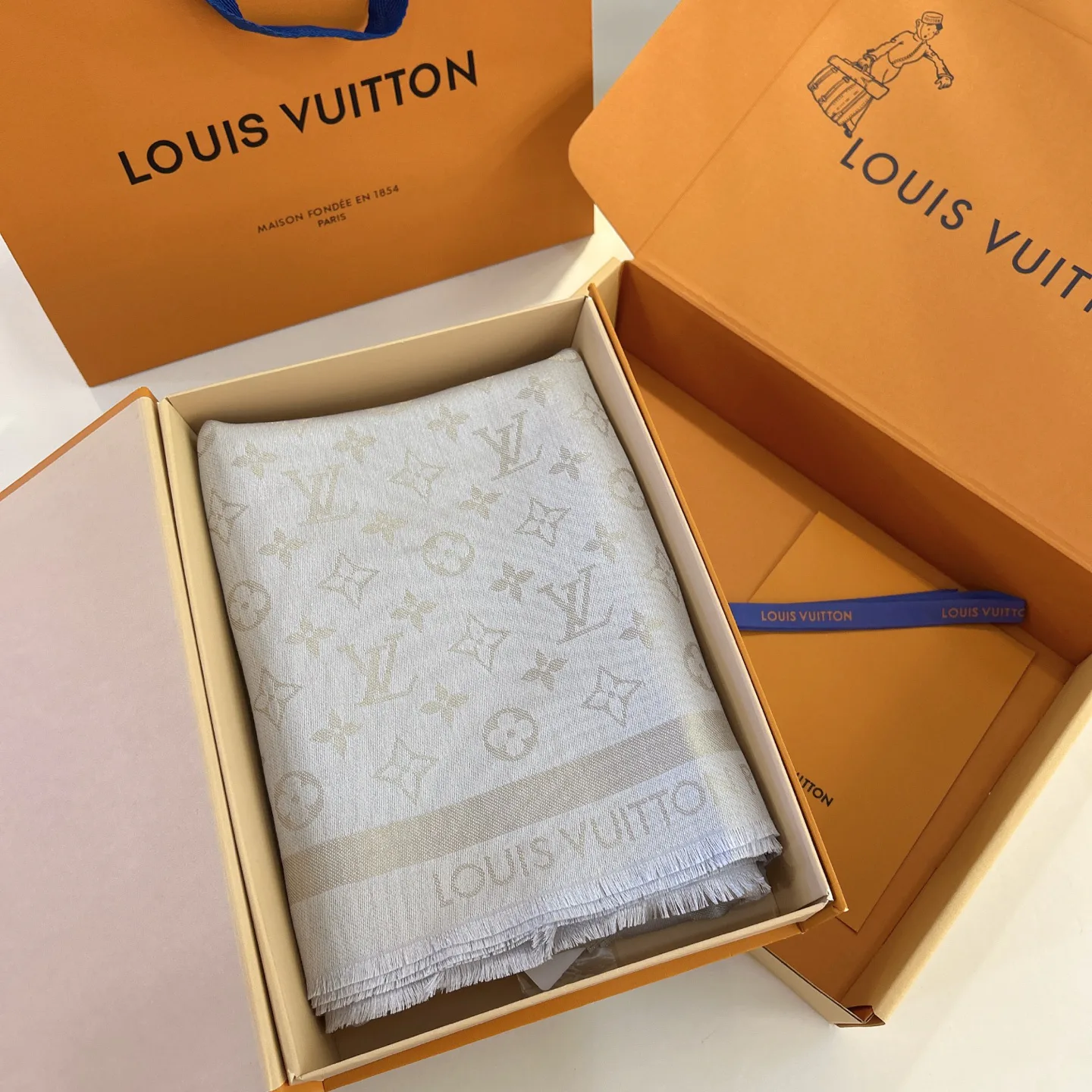 Scarves LOUIS VUITTON 18267550