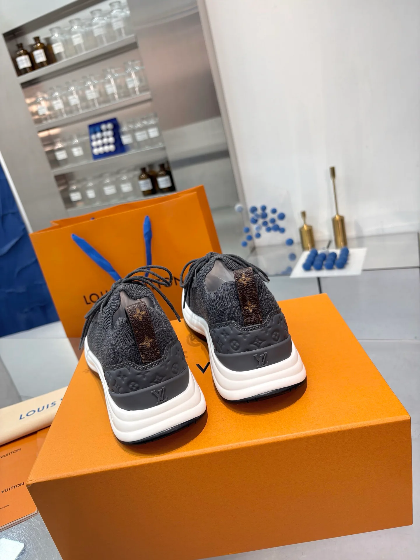 Women's Sneakers LOUIS VUITTON 18055131