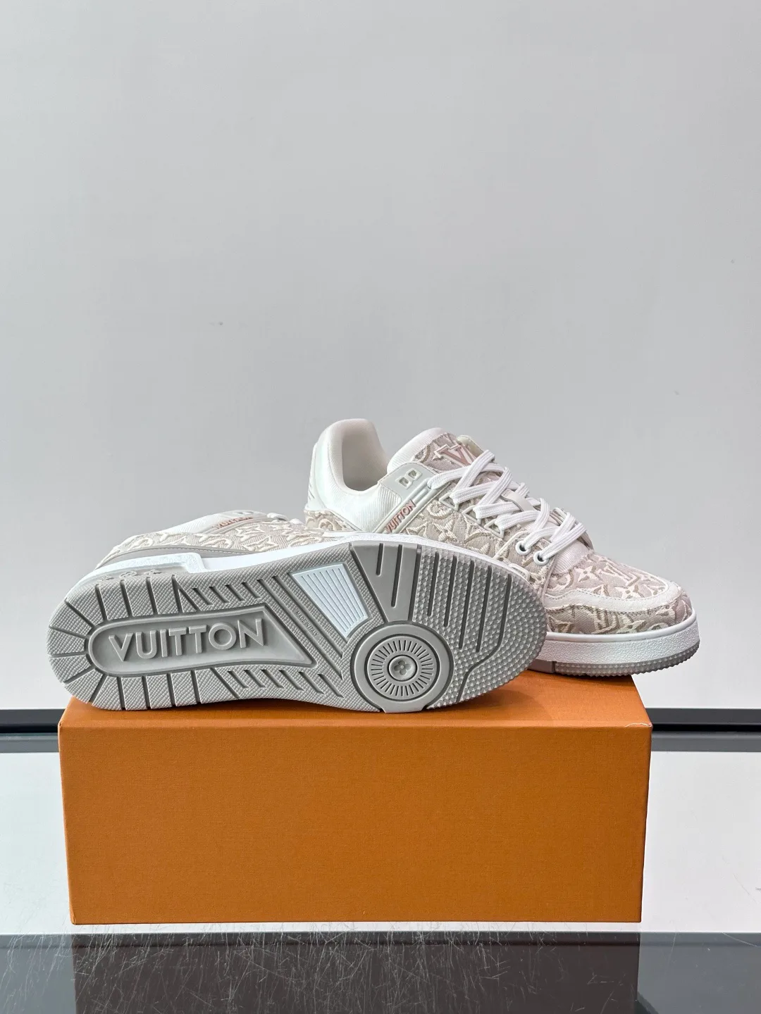 Women's Sneakers LOUIS VUITTON 18039739