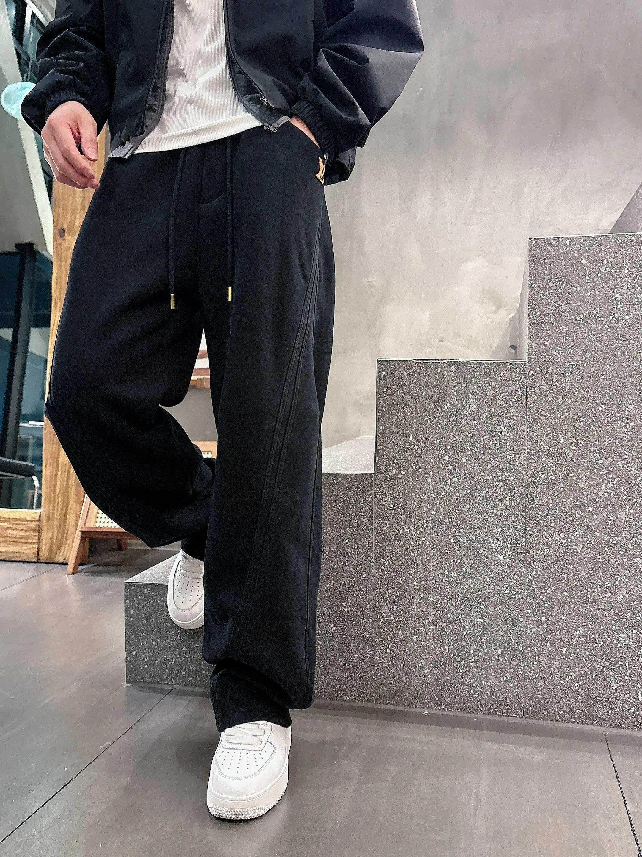 Men's Trousers LOUIS VUITTON 18368680