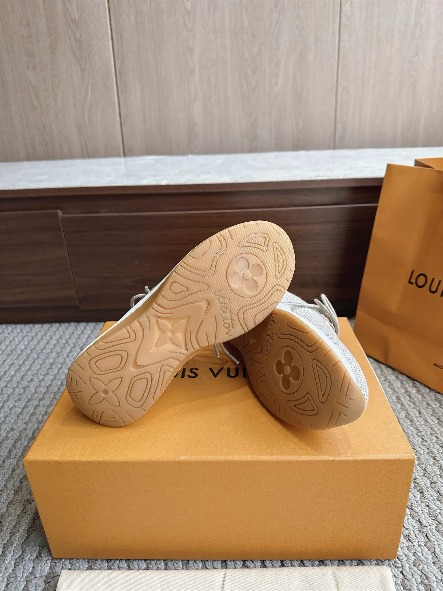 Women's Sneakers LOUIS VUITTON 18333242