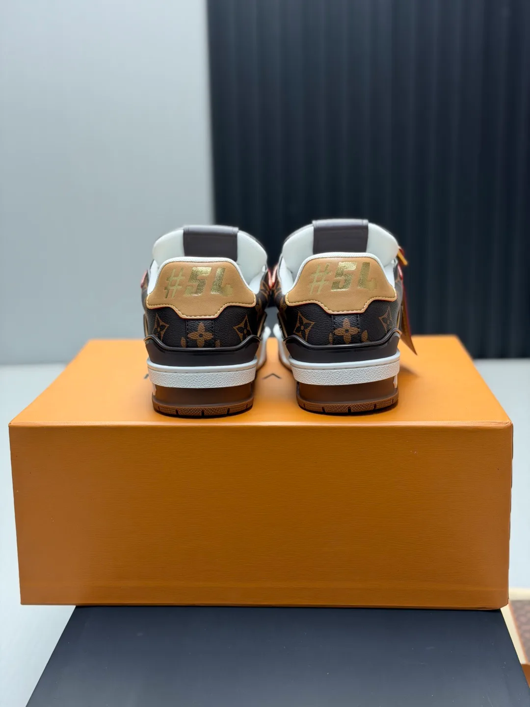 Women's Sneakers LOUIS VUITTON 18011586