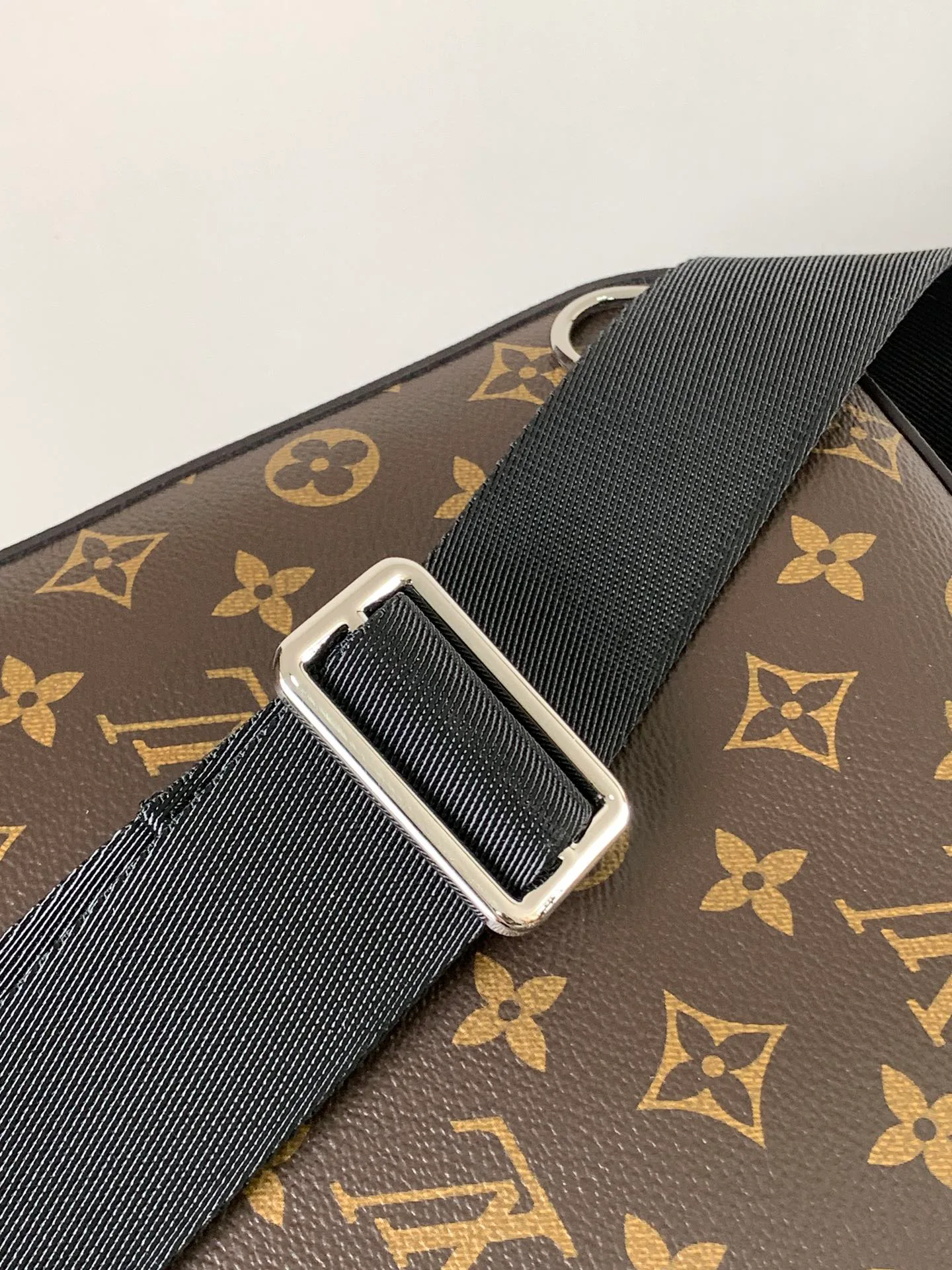 Women's Shoulder Bags LOUIS VUITTON 17948729