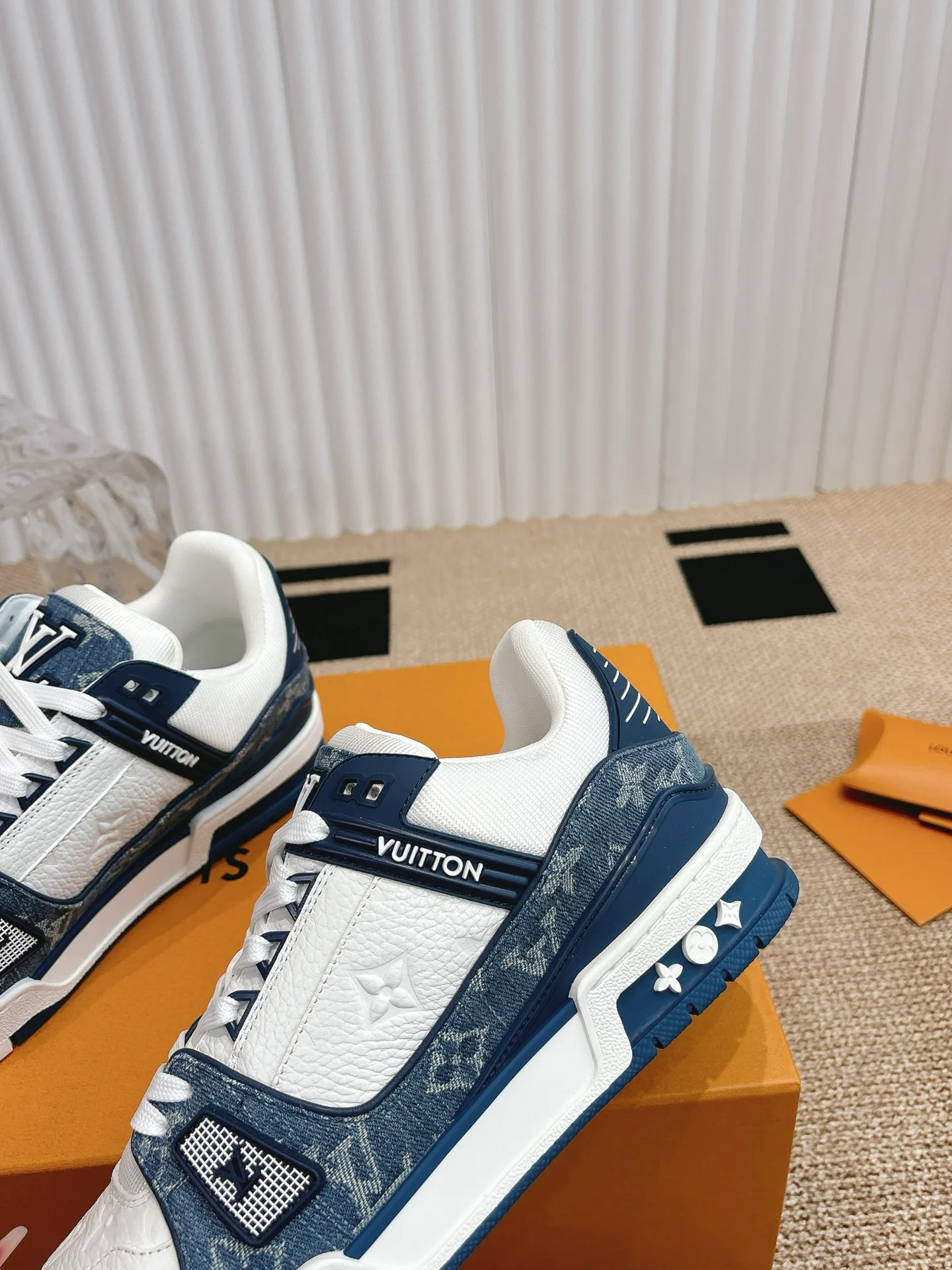 Women's Sneakers LOUIS VUITTON 18324774
