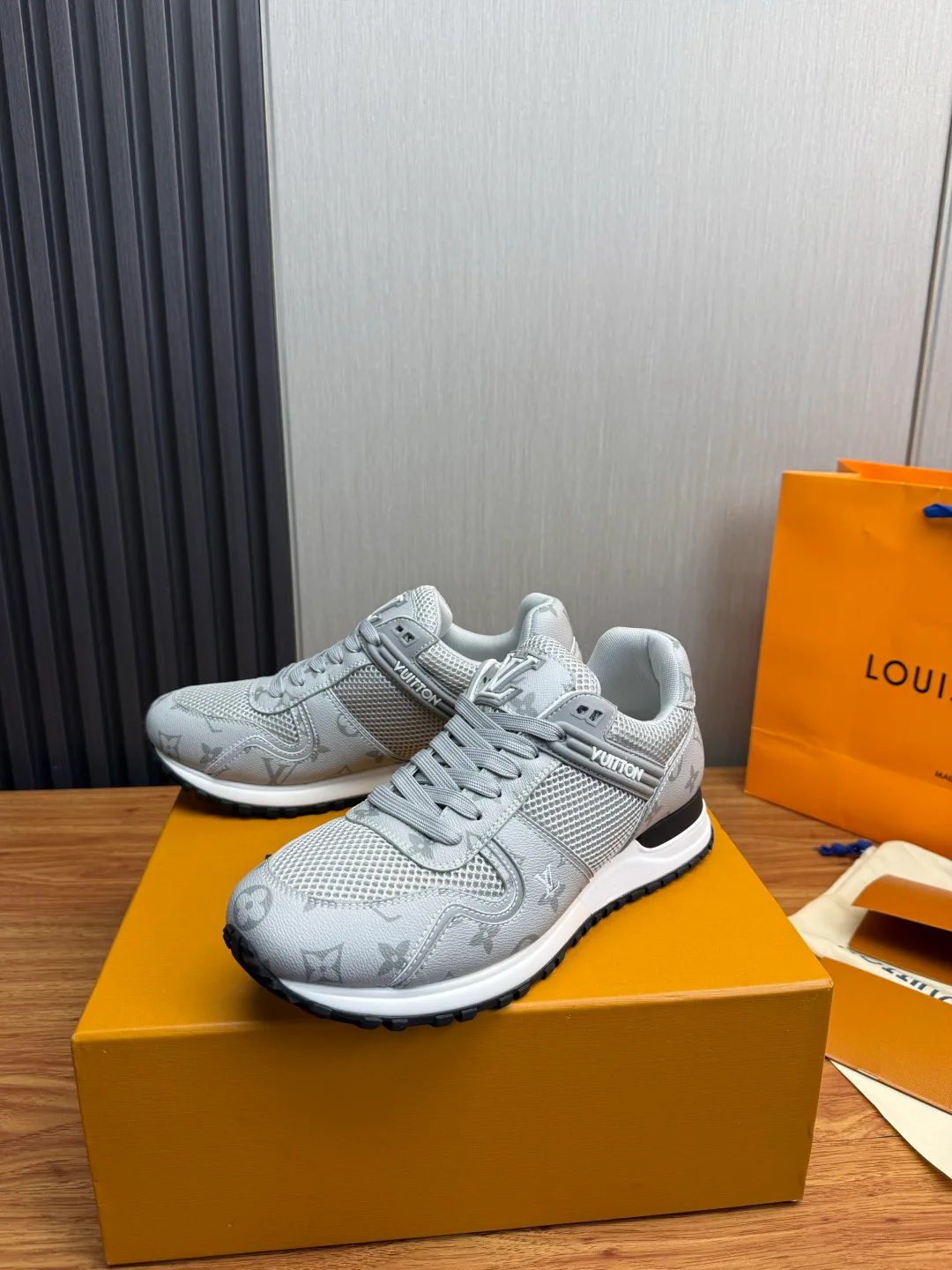 Men's Sneakers LOUIS VUITTON 17429937