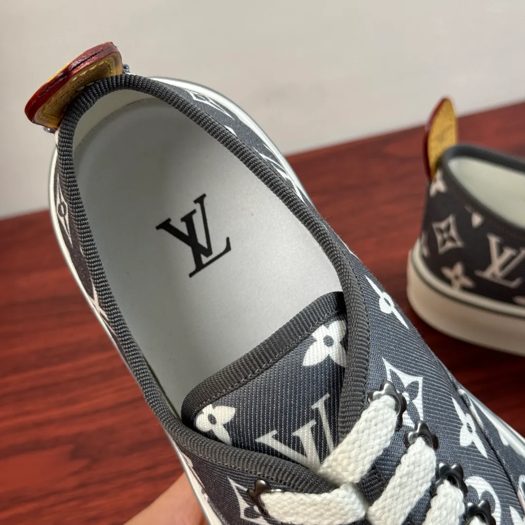 Men's Sneakers LOUIS VUITTON 18100537