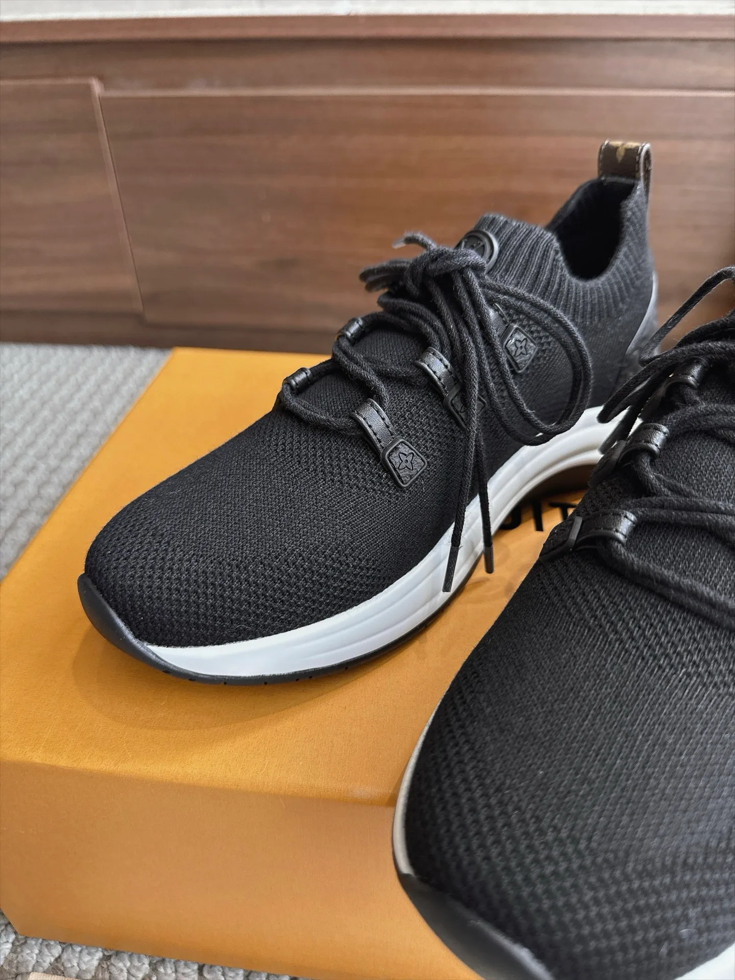 Women's Sneakers LOUIS VUITTON 18333243