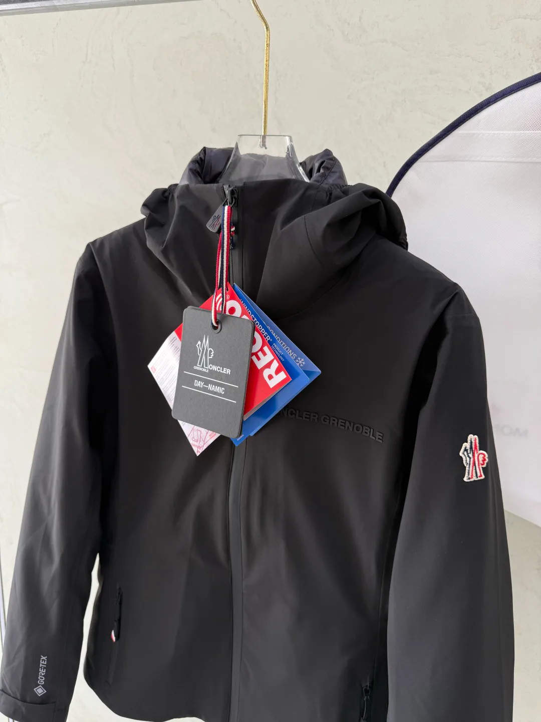 Women's Jackets And Down Jackets MONCLER 18043544